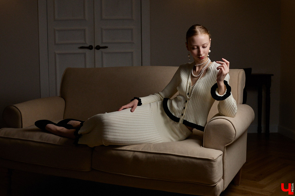 Древние греки считали красоту неотъемлемым свойством мира, а Аристотель принимал ее как проявление высшей гармонии. И если раньше мудрецы восхищались всем прекрасным, то наша героиня Софья Савельева черпает вдохновение из мифов о богинях с горы Олимп. Девушка уверена, что даже в повседневном аутфите можно отразить черты их образов.