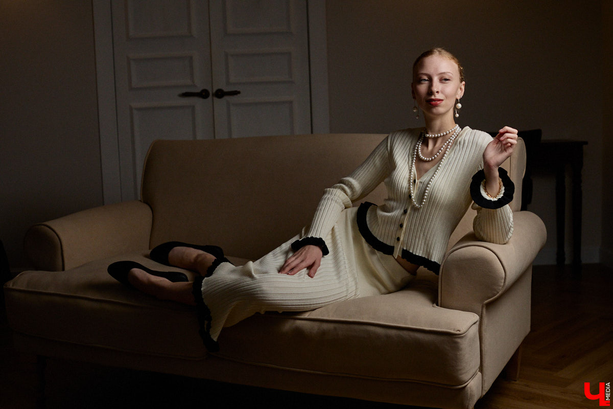 Древние греки считали красоту неотъемлемым свойством мира, а Аристотель принимал ее как проявление высшей гармонии. И если раньше мудрецы восхищались всем прекрасным, то наша героиня Софья Савельева черпает вдохновение из мифов о богинях с горы Олимп. Девушка уверена, что даже в повседневном аутфите можно отразить черты их образов.