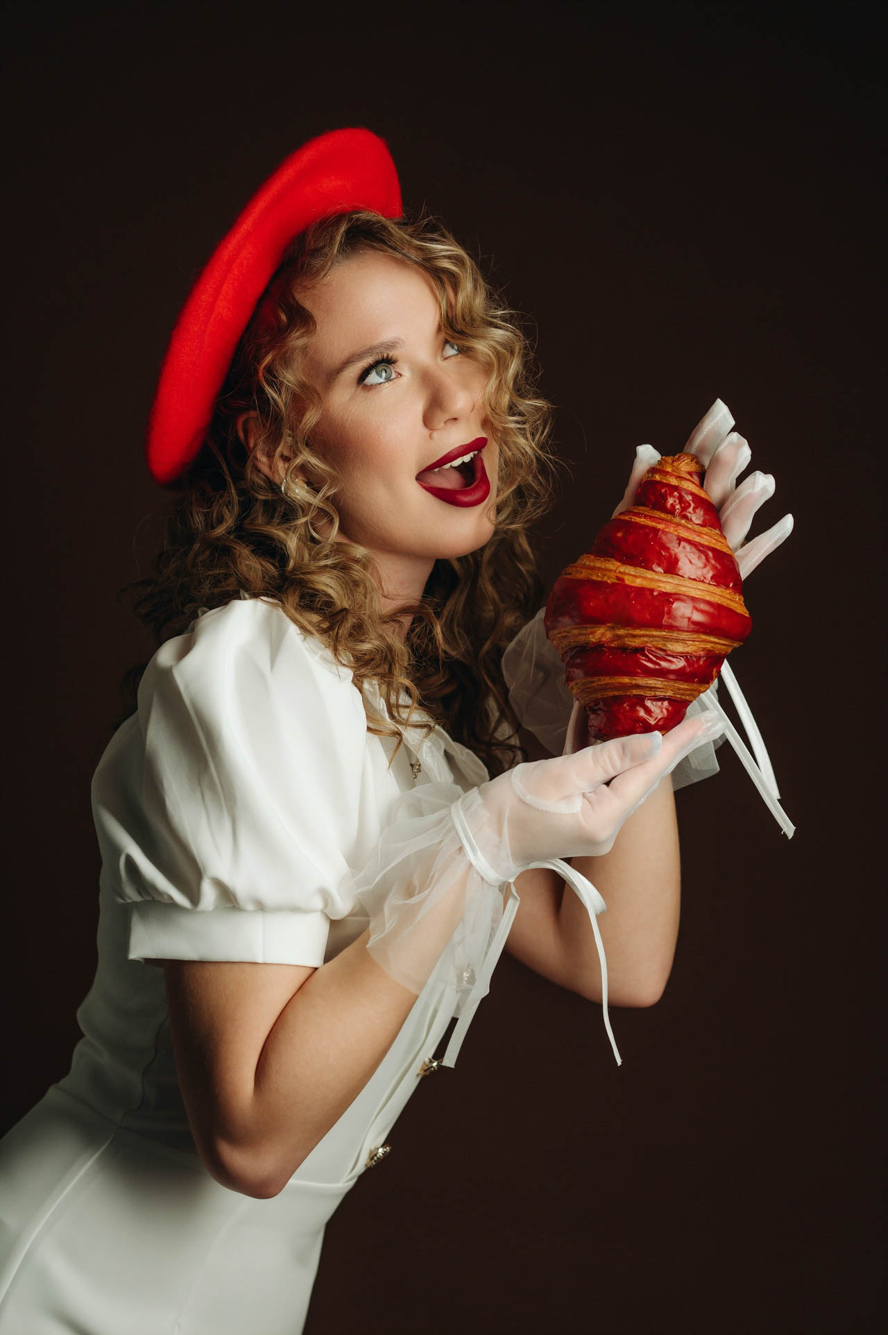 Когда слышишь «суши», на ум приходят Страна восходящего солнца, гора Фудзи на гравюрах Кацусики Хокусая и прекрасные гейши. А если речь зашла о круассанах? Или блинчиках с медом? Новый проект владимирского фотографа Влада Бирюкова «Съедобная нация» стал отражением невидимой, но очень крепкой связи между страной и ее кулинарными традициями. На гастрономической карте уже отметились Франция, Россия, Грузия и Япония.