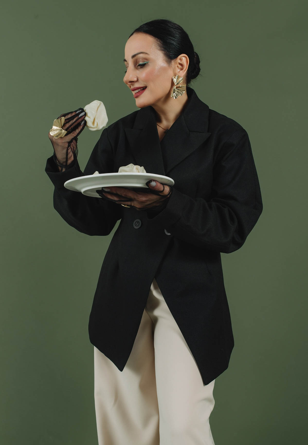 Когда слышишь «суши», на ум приходят Страна восходящего солнца, гора Фудзи на гравюрах Кацусики Хокусая и прекрасные гейши. А если речь зашла о круассанах? Или блинчиках с медом? Новый проект владимирского фотографа Влада Бирюкова «Съедобная нация» стал отражением невидимой, но очень крепкой связи между страной и ее кулинарными традициями. На гастрономической карте уже отметились Франция, Россия, Грузия и Япония.