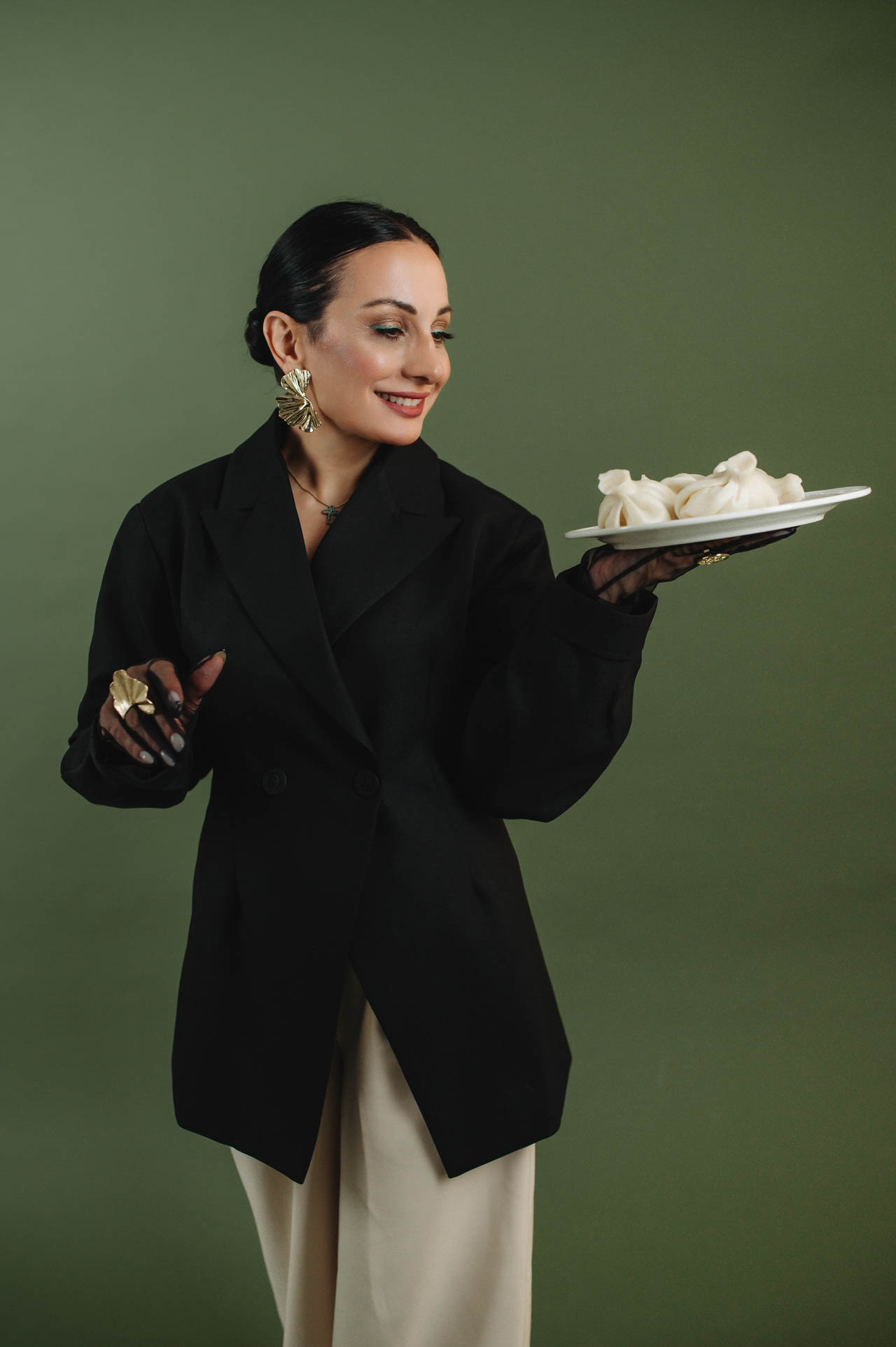 Когда слышишь «суши», на ум приходят Страна восходящего солнца, гора Фудзи на гравюрах Кацусики Хокусая и прекрасные гейши. А если речь зашла о круассанах? Или блинчиках с медом? Новый проект владимирского фотографа Влада Бирюкова «Съедобная нация» стал отражением невидимой, но очень крепкой связи между страной и ее кулинарными традициями. На гастрономической карте уже отметились Франция, Россия, Грузия и Япония.