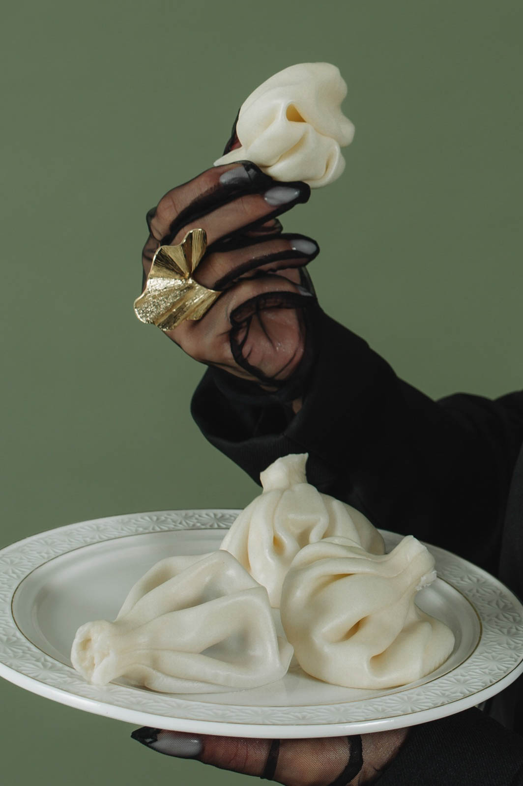 Когда слышишь «суши», на ум приходят Страна восходящего солнца, гора Фудзи на гравюрах Кацусики Хокусая и прекрасные гейши. А если речь зашла о круассанах? Или блинчиках с медом? Новый проект владимирского фотографа Влада Бирюкова «Съедобная нация» стал отражением невидимой, но очень крепкой связи между страной и ее кулинарными традициями. На гастрономической карте уже отметились Франция, Россия, Грузия и Япония.