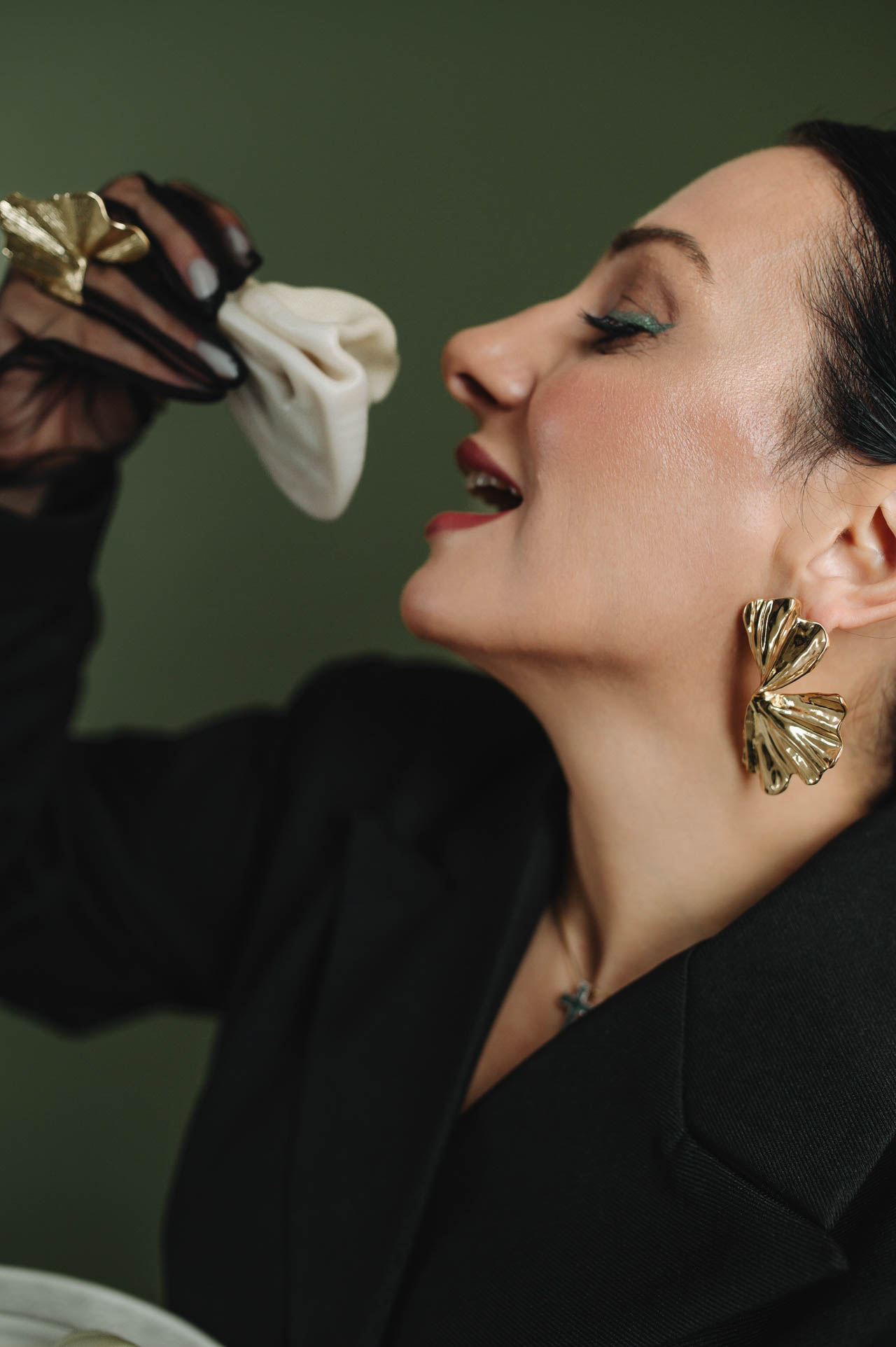 Когда слышишь «суши», на ум приходят Страна восходящего солнца, гора Фудзи на гравюрах Кацусики Хокусая и прекрасные гейши. А если речь зашла о круассанах? Или блинчиках с медом? Новый проект владимирского фотографа Влада Бирюкова «Съедобная нация» стал отражением невидимой, но очень крепкой связи между страной и ее кулинарными традициями. На гастрономической карте уже отметились Франция, Россия, Грузия и Япония.