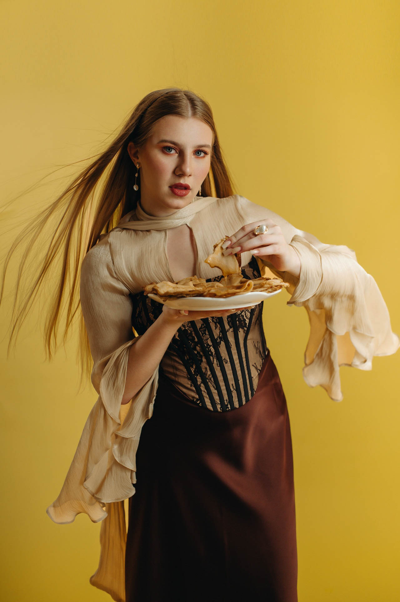 Когда слышишь «суши», на ум приходят Страна восходящего солнца, гора Фудзи на гравюрах Кацусики Хокусая и прекрасные гейши. А если речь зашла о круассанах? Или блинчиках с медом? Новый проект владимирского фотографа Влада Бирюкова «Съедобная нация» стал отражением невидимой, но очень крепкой связи между страной и ее кулинарными традициями. На гастрономической карте уже отметились Франция, Россия, Грузия и Япония.