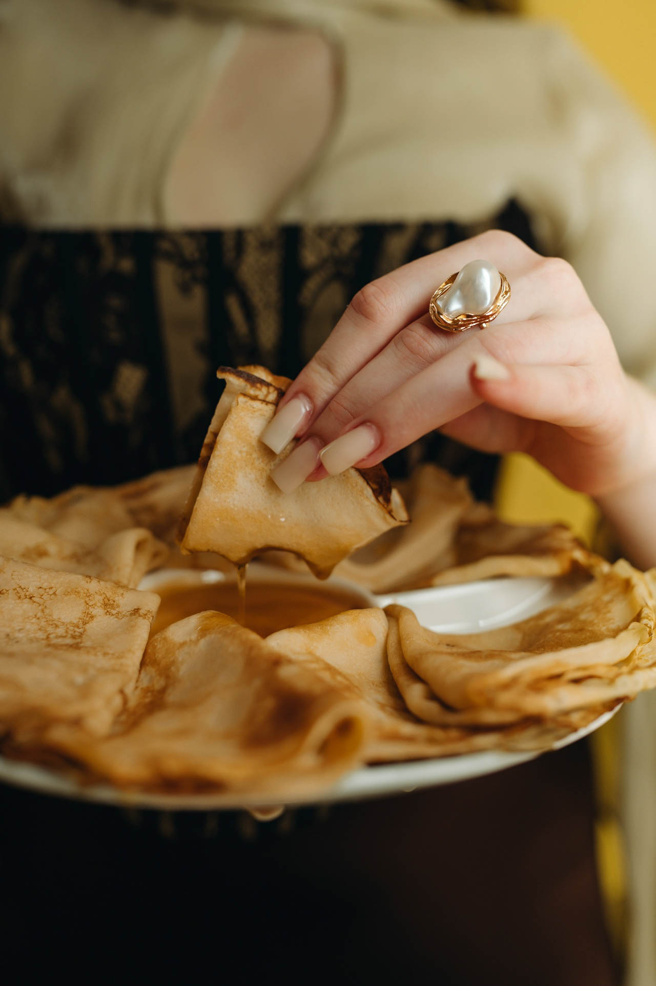 Когда слышишь «суши», на ум приходят Страна восходящего солнца, гора Фудзи на гравюрах Кацусики Хокусая и прекрасные гейши. А если речь зашла о круассанах? Или блинчиках с медом? Новый проект владимирского фотографа Влада Бирюкова «Съедобная нация» стал отражением невидимой, но очень крепкой связи между страной и ее кулинарными традициями. На гастрономической карте уже отметились Франция, Россия, Грузия и Япония.