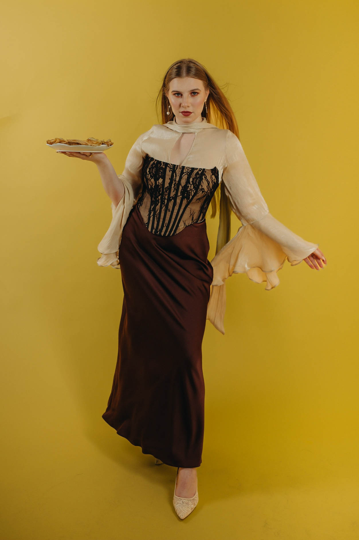 Когда слышишь «суши», на ум приходят Страна восходящего солнца, гора Фудзи на гравюрах Кацусики Хокусая и прекрасные гейши. А если речь зашла о круассанах? Или блинчиках с медом? Новый проект владимирского фотографа Влада Бирюкова «Съедобная нация» стал отражением невидимой, но очень крепкой связи между страной и ее кулинарными традициями. На гастрономической карте уже отметились Франция, Россия, Грузия и Япония.