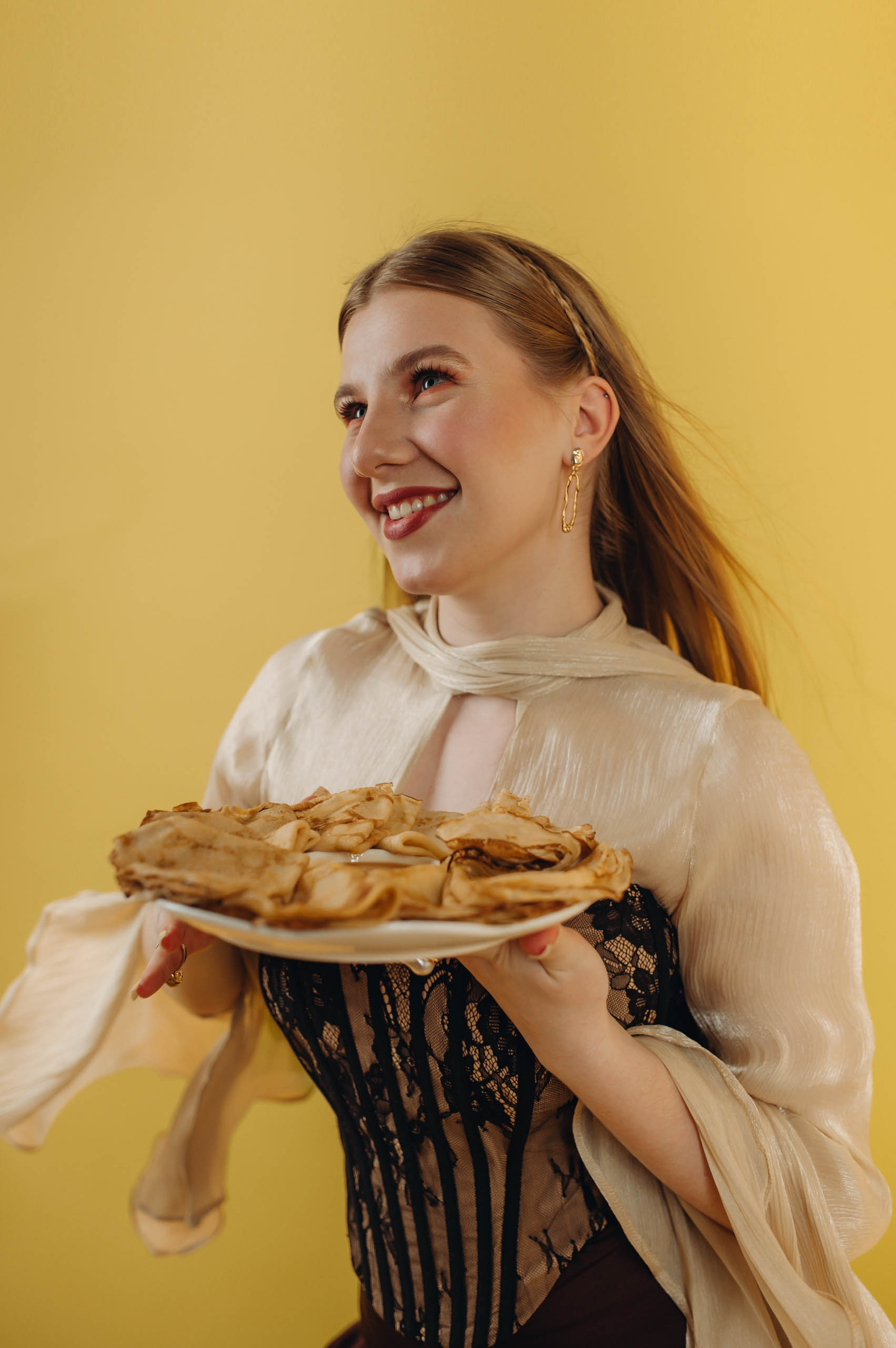 Когда слышишь «суши», на ум приходят Страна восходящего солнца, гора Фудзи на гравюрах Кацусики Хокусая и прекрасные гейши. А если речь зашла о круассанах? Или блинчиках с медом? Новый проект владимирского фотографа Влада Бирюкова «Съедобная нация» стал отражением невидимой, но очень крепкой связи между страной и ее кулинарными традициями. На гастрономической карте уже отметились Франция, Россия, Грузия и Япония.