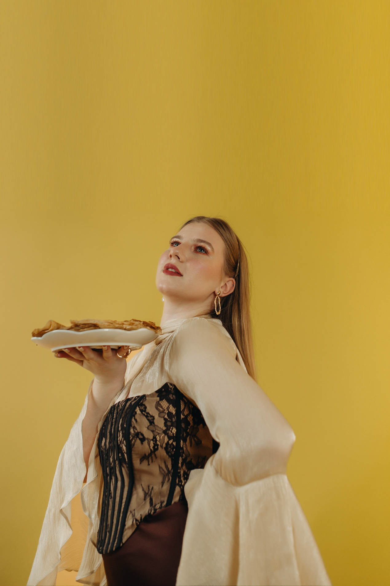 Когда слышишь «суши», на ум приходят Страна восходящего солнца, гора Фудзи на гравюрах Кацусики Хокусая и прекрасные гейши. А если речь зашла о круассанах? Или блинчиках с медом? Новый проект владимирского фотографа Влада Бирюкова «Съедобная нация» стал отражением невидимой, но очень крепкой связи между страной и ее кулинарными традициями. На гастрономической карте уже отметились Франция, Россия, Грузия и Япония.