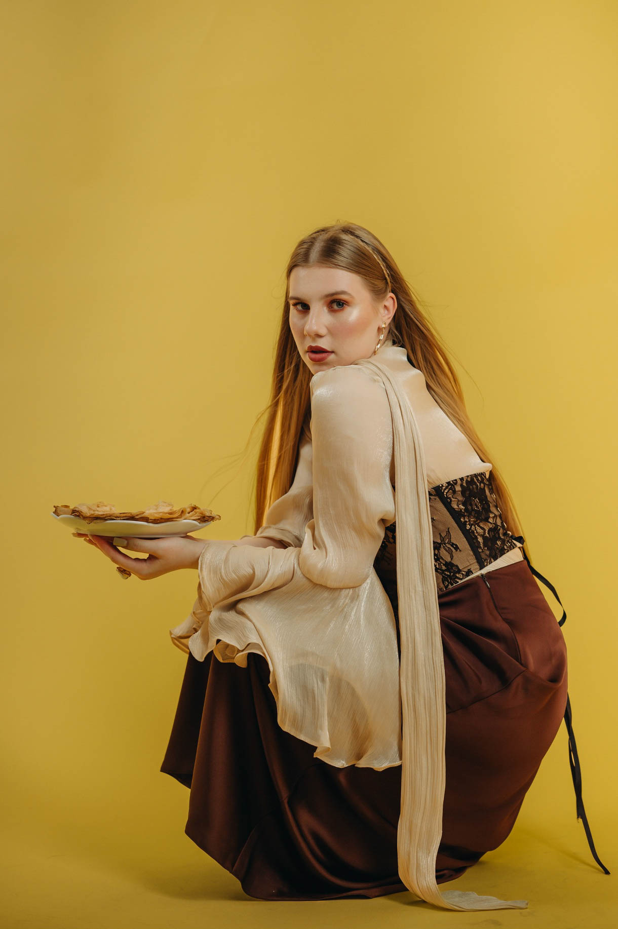 Когда слышишь «суши», на ум приходят Страна восходящего солнца, гора Фудзи на гравюрах Кацусики Хокусая и прекрасные гейши. А если речь зашла о круассанах? Или блинчиках с медом? Новый проект владимирского фотографа Влада Бирюкова «Съедобная нация» стал отражением невидимой, но очень крепкой связи между страной и ее кулинарными традициями. На гастрономической карте уже отметились Франция, Россия, Грузия и Япония.