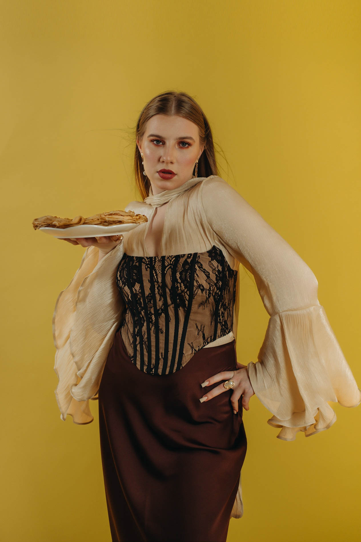 Когда слышишь «суши», на ум приходят Страна восходящего солнца, гора Фудзи на гравюрах Кацусики Хокусая и прекрасные гейши. А если речь зашла о круассанах? Или блинчиках с медом? Новый проект владимирского фотографа Влада Бирюкова «Съедобная нация» стал отражением невидимой, но очень крепкой связи между страной и ее кулинарными традициями. На гастрономической карте уже отметились Франция, Россия, Грузия и Япония.