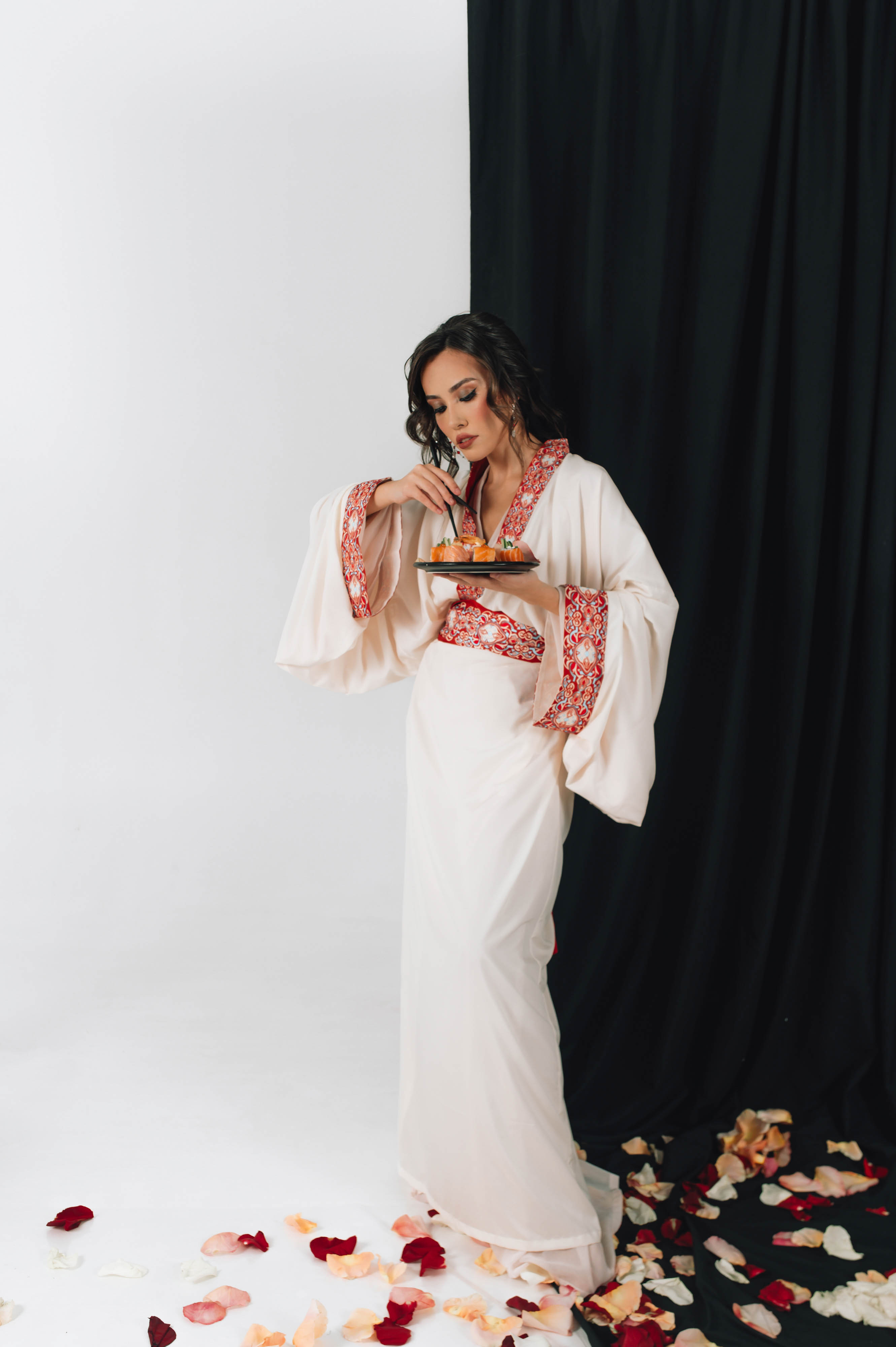 Когда слышишь «суши», на ум приходят Страна восходящего солнца, гора Фудзи на гравюрах Кацусики Хокусая и прекрасные гейши. А если речь зашла о круассанах? Или блинчиках с медом? Новый проект владимирского фотографа Влада Бирюкова «Съедобная нация» стал отражением невидимой, но очень крепкой связи между страной и ее кулинарными традициями. На гастрономической карте уже отметились Франция, Россия, Грузия и Япония.