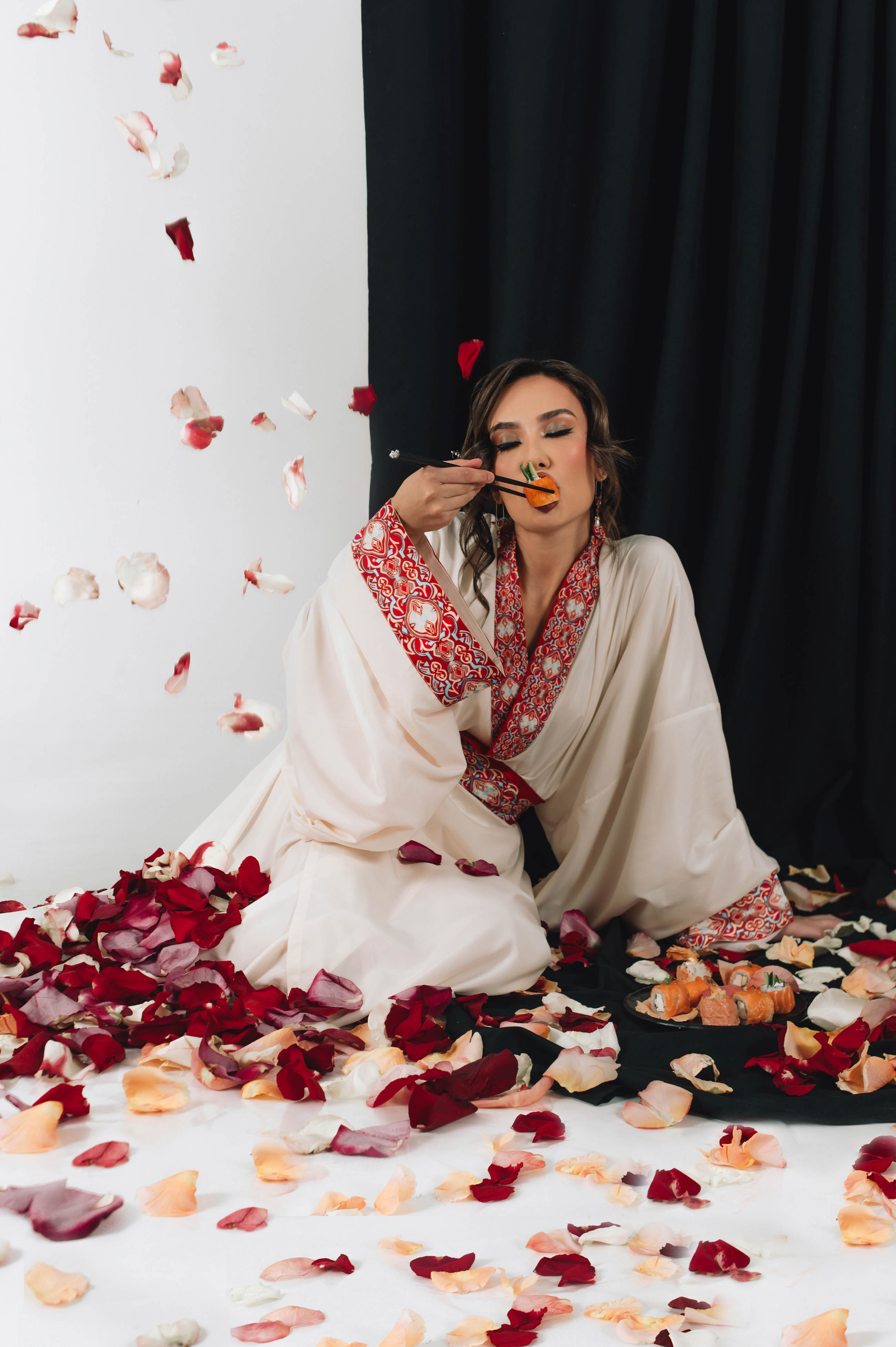 Когда слышишь «суши», на ум приходят Страна восходящего солнца, гора Фудзи на гравюрах Кацусики Хокусая и прекрасные гейши. А если речь зашла о круассанах? Или блинчиках с медом? Новый проект владимирского фотографа Влада Бирюкова «Съедобная нация» стал отражением невидимой, но очень крепкой связи между страной и ее кулинарными традициями. На гастрономической карте уже отметились Франция, Россия, Грузия и Япония.