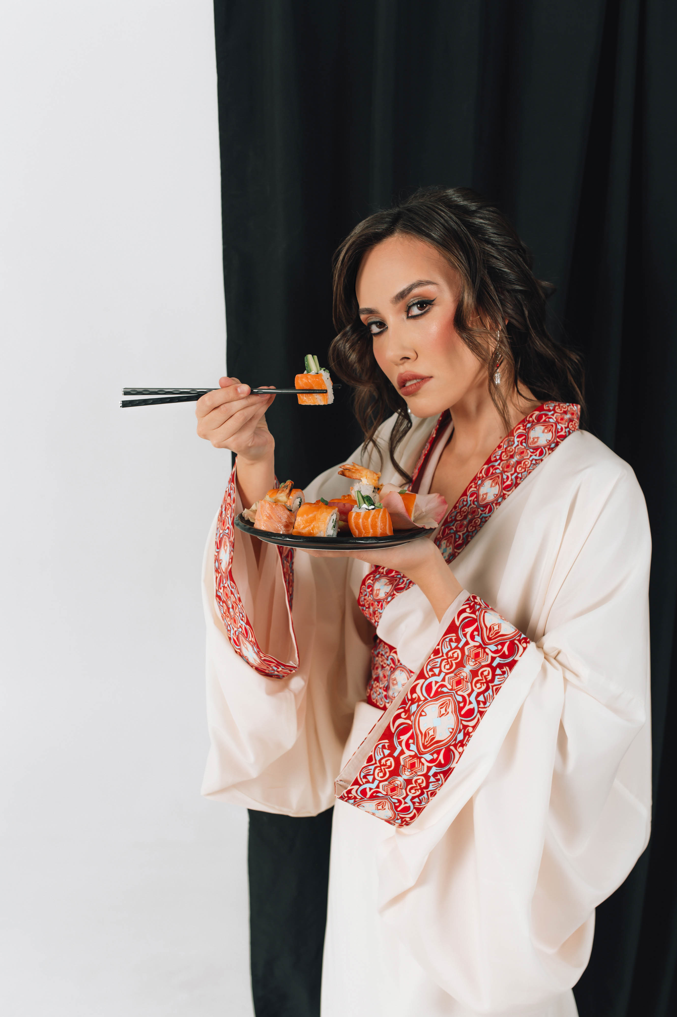 Когда слышишь «суши», на ум приходят Страна восходящего солнца, гора Фудзи на гравюрах Кацусики Хокусая и прекрасные гейши. А если речь зашла о круассанах? Или блинчиках с медом? Новый проект владимирского фотографа Влада Бирюкова «Съедобная нация» стал отражением невидимой, но очень крепкой связи между страной и ее кулинарными традициями. На гастрономической карте уже отметились Франция, Россия, Грузия и Япония.