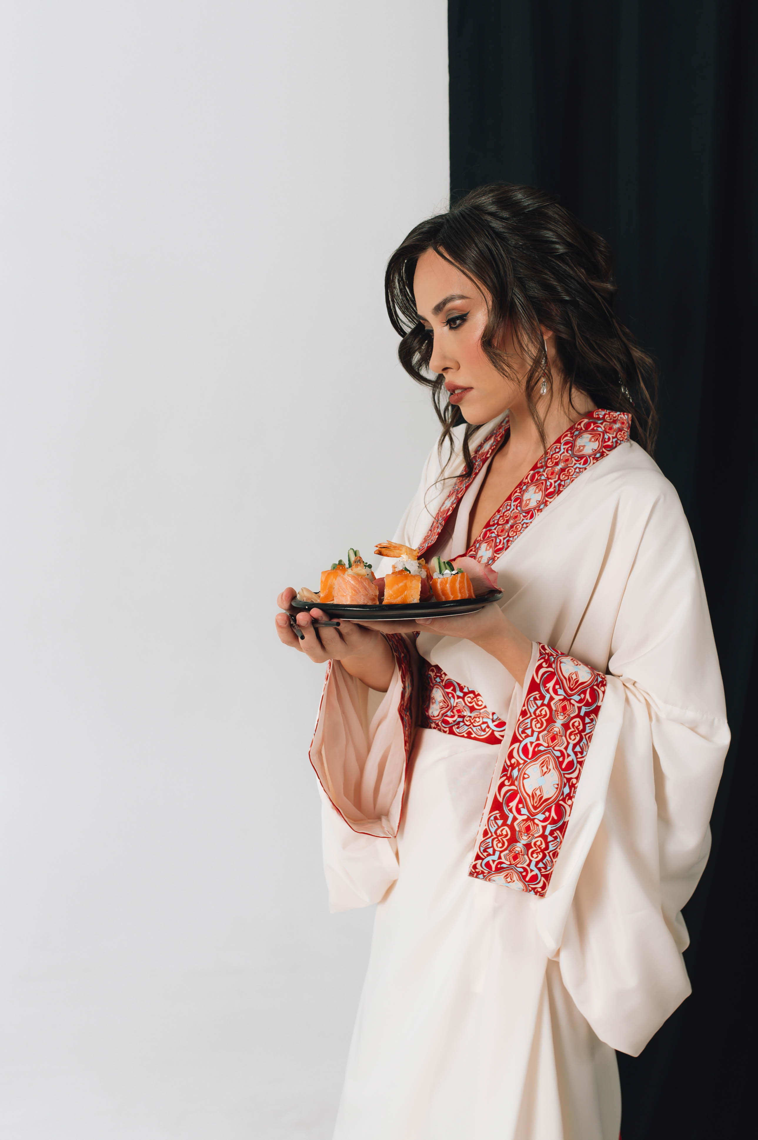 Когда слышишь «суши», на ум приходят Страна восходящего солнца, гора Фудзи на гравюрах Кацусики Хокусая и прекрасные гейши. А если речь зашла о круассанах? Или блинчиках с медом? Новый проект владимирского фотографа Влада Бирюкова «Съедобная нация» стал отражением невидимой, но очень крепкой связи между страной и ее кулинарными традициями. На гастрономической карте уже отметились Франция, Россия, Грузия и Япония.