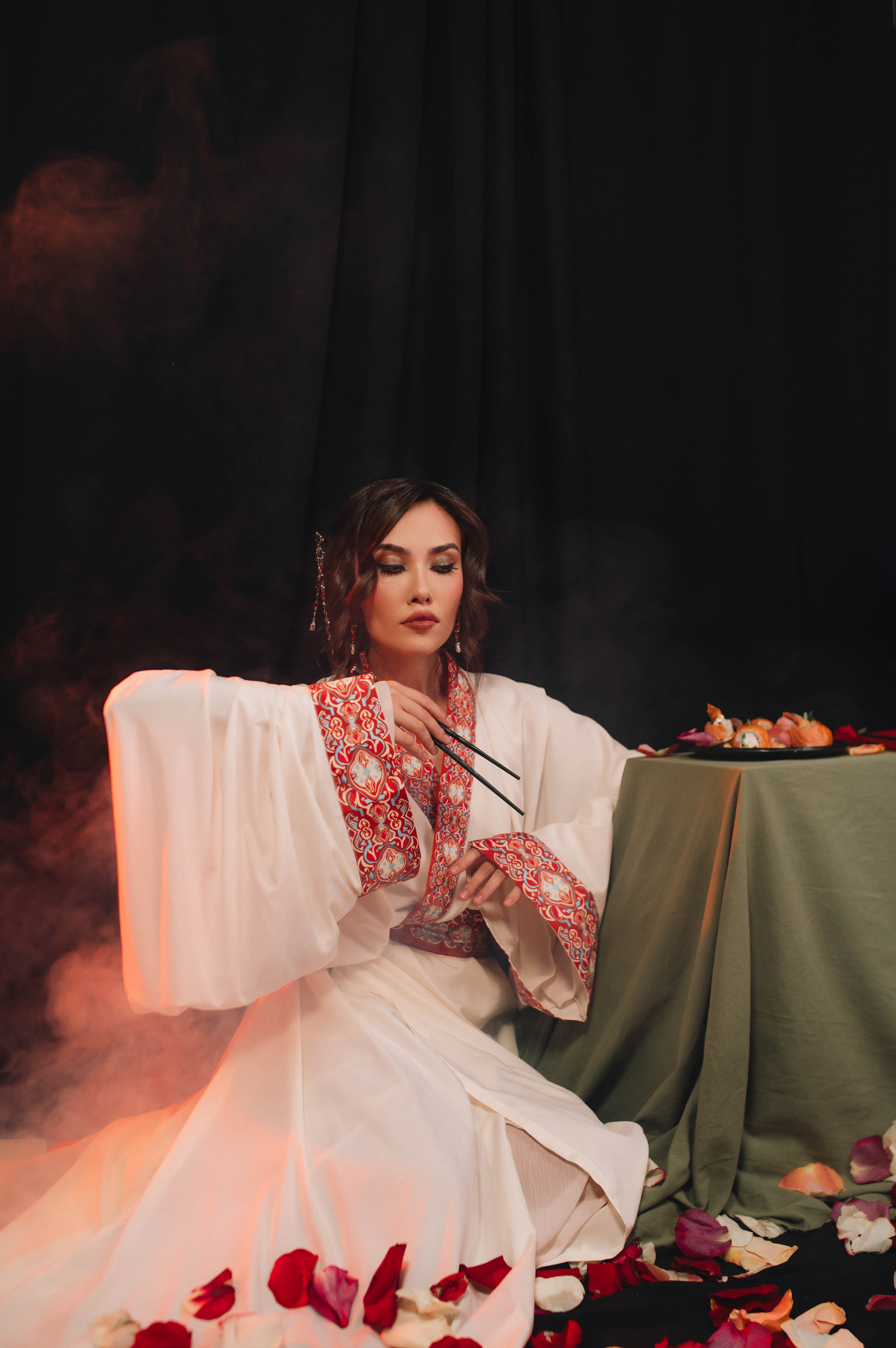 Когда слышишь «суши», на ум приходят Страна восходящего солнца, гора Фудзи на гравюрах Кацусики Хокусая и прекрасные гейши. А если речь зашла о круассанах? Или блинчиках с медом? Новый проект владимирского фотографа Влада Бирюкова «Съедобная нация» стал отражением невидимой, но очень крепкой связи между страной и ее кулинарными традициями. На гастрономической карте уже отметились Франция, Россия, Грузия и Япония.