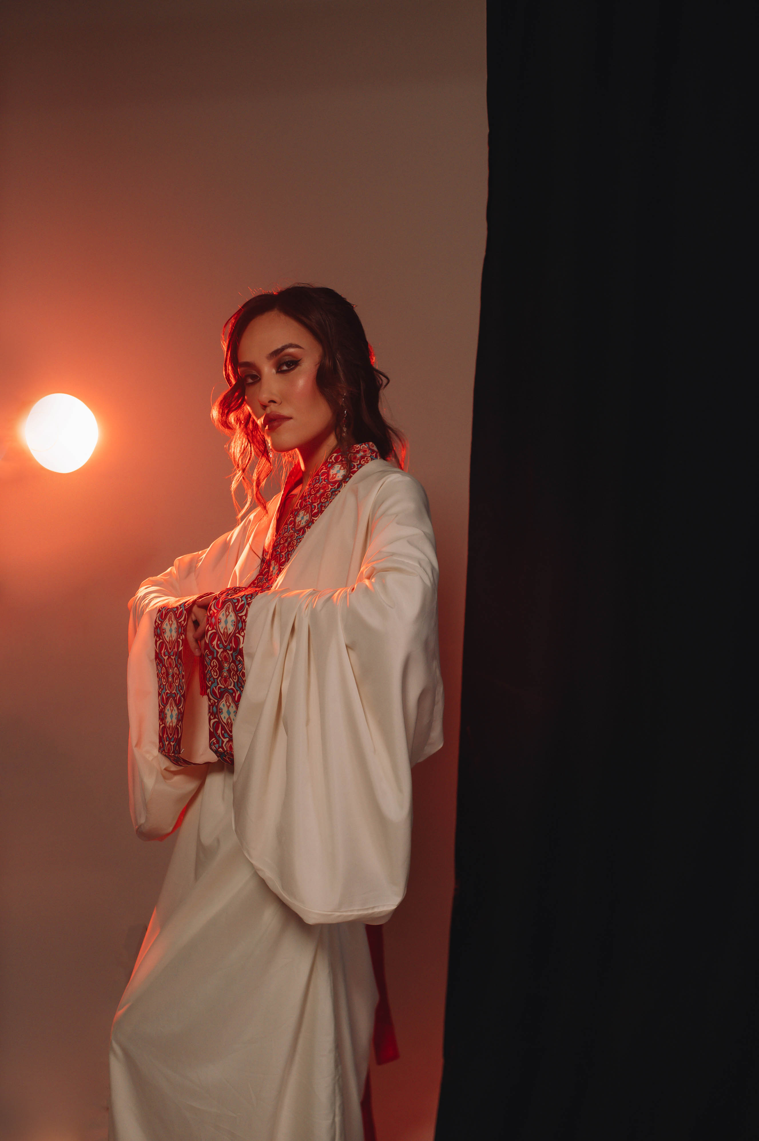 Когда слышишь «суши», на ум приходят Страна восходящего солнца, гора Фудзи на гравюрах Кацусики Хокусая и прекрасные гейши. А если речь зашла о круассанах? Или блинчиках с медом? Новый проект владимирского фотографа Влада Бирюкова «Съедобная нация» стал отражением невидимой, но очень крепкой связи между страной и ее кулинарными традициями. На гастрономической карте уже отметились Франция, Россия, Грузия и Япония.