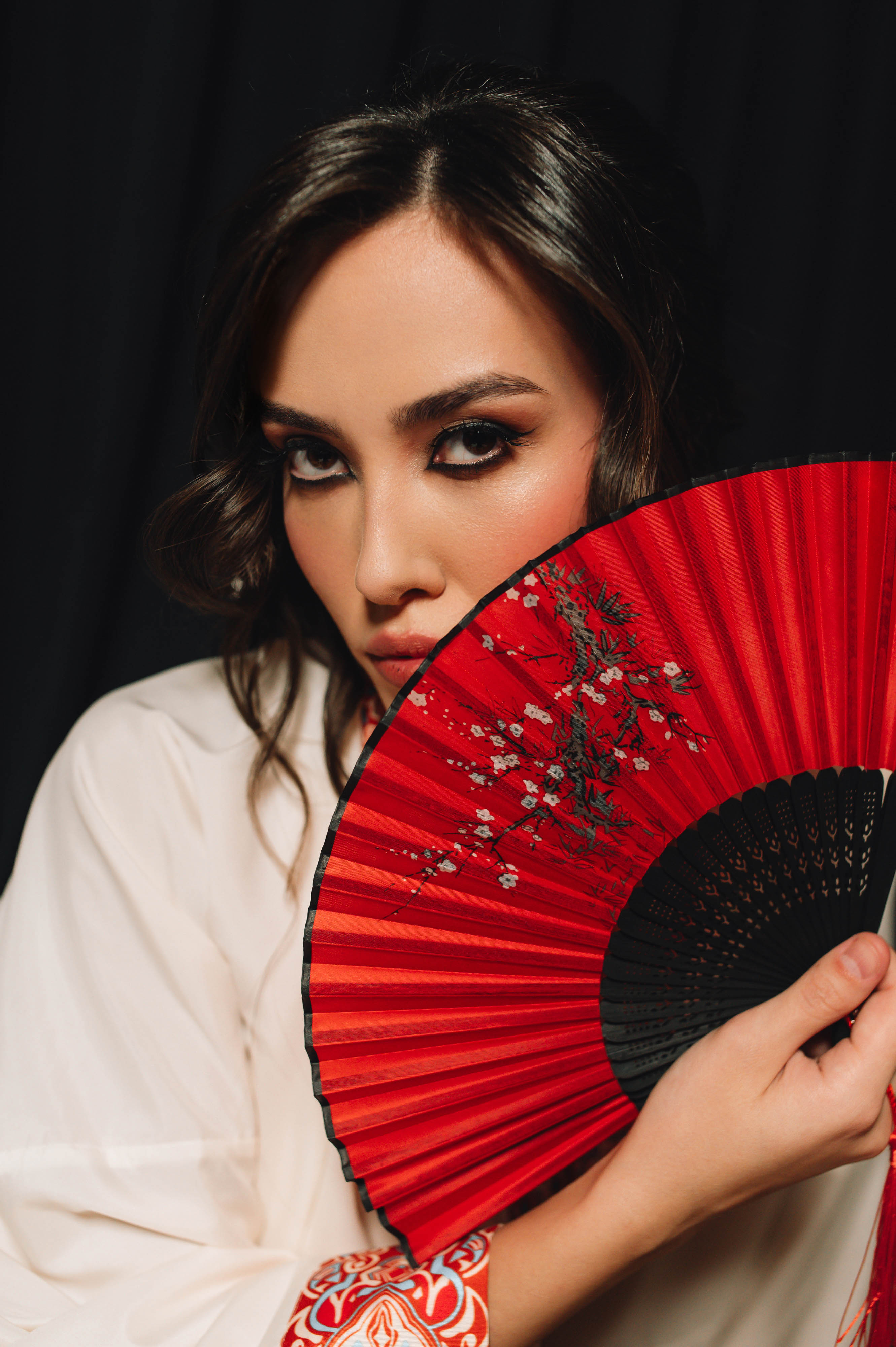 Когда слышишь «суши», на ум приходят Страна восходящего солнца, гора Фудзи на гравюрах Кацусики Хокусая и прекрасные гейши. А если речь зашла о круассанах? Или блинчиках с медом? Новый проект владимирского фотографа Влада Бирюкова «Съедобная нация» стал отражением невидимой, но очень крепкой связи между страной и ее кулинарными традициями. На гастрономической карте уже отметились Франция, Россия, Грузия и Япония.