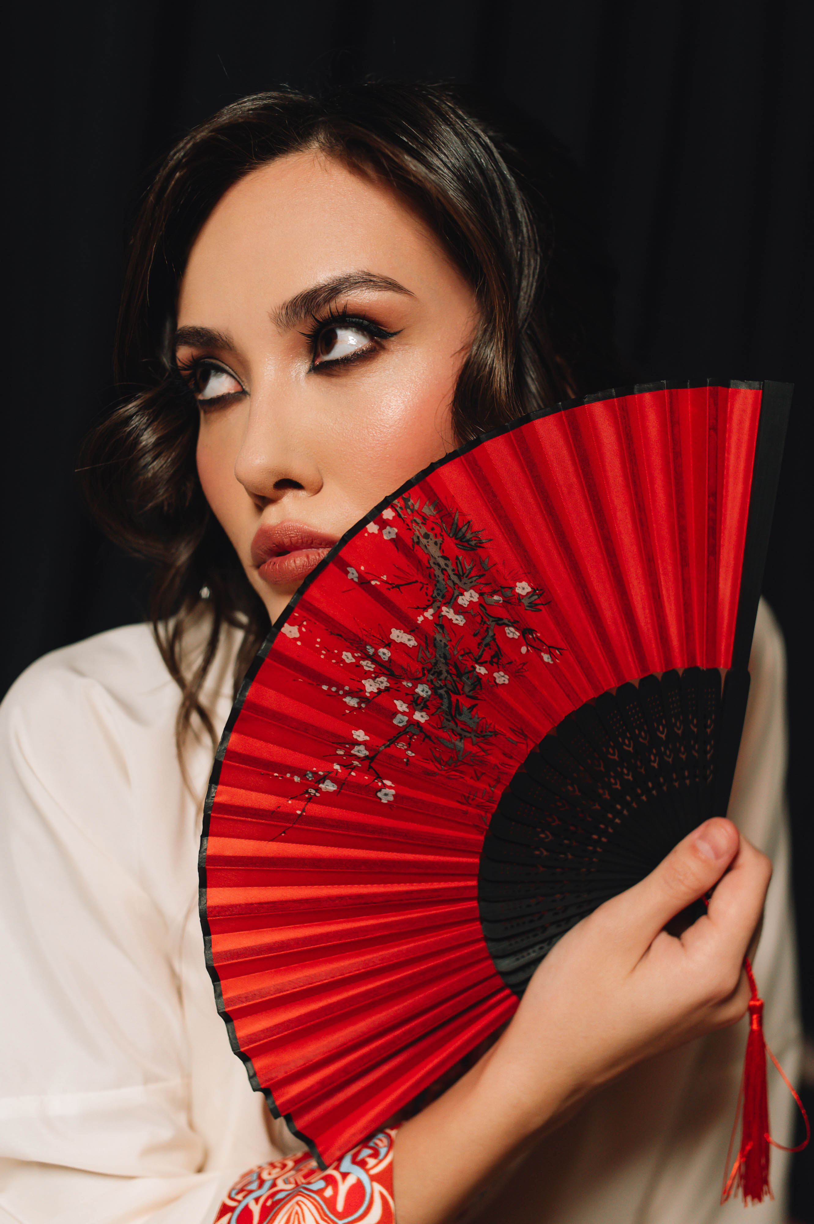 Когда слышишь «суши», на ум приходят Страна восходящего солнца, гора Фудзи на гравюрах Кацусики Хокусая и прекрасные гейши. А если речь зашла о круассанах? Или блинчиках с медом? Новый проект владимирского фотографа Влада Бирюкова «Съедобная нация» стал отражением невидимой, но очень крепкой связи между страной и ее кулинарными традициями. На гастрономической карте уже отметились Франция, Россия, Грузия и Япония.