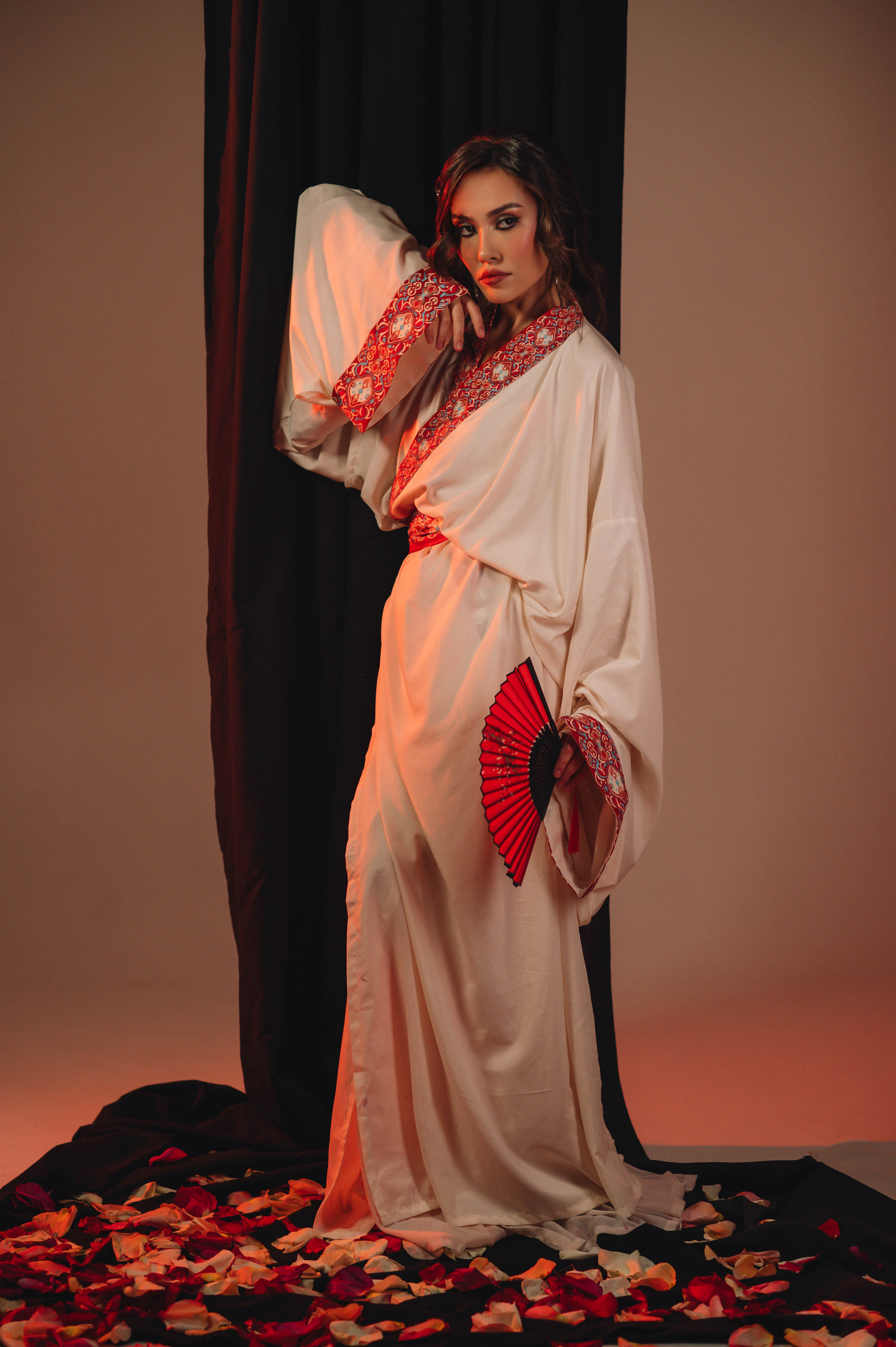 Когда слышишь «суши», на ум приходят Страна восходящего солнца, гора Фудзи на гравюрах Кацусики Хокусая и прекрасные гейши. А если речь зашла о круассанах? Или блинчиках с медом? Новый проект владимирского фотографа Влада Бирюкова «Съедобная нация» стал отражением невидимой, но очень крепкой связи между страной и ее кулинарными традициями. На гастрономической карте уже отметились Франция, Россия, Грузия и Япония.