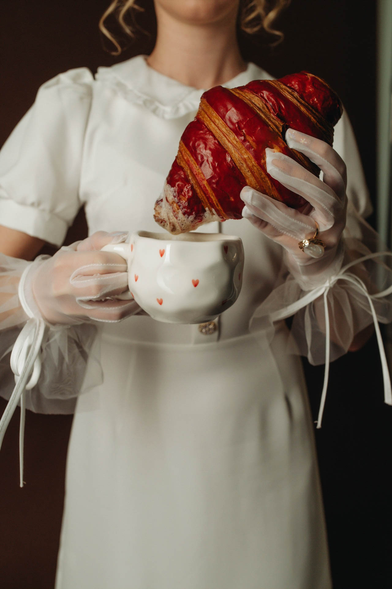 Когда слышишь «суши», на ум приходят Страна восходящего солнца, гора Фудзи на гравюрах Кацусики Хокусая и прекрасные гейши. А если речь зашла о круассанах? Или блинчиках с медом? Новый проект владимирского фотографа Влада Бирюкова «Съедобная нация» стал отражением невидимой, но очень крепкой связи между страной и ее кулинарными традициями. На гастрономической карте уже отметились Франция, Россия, Грузия и Япония.