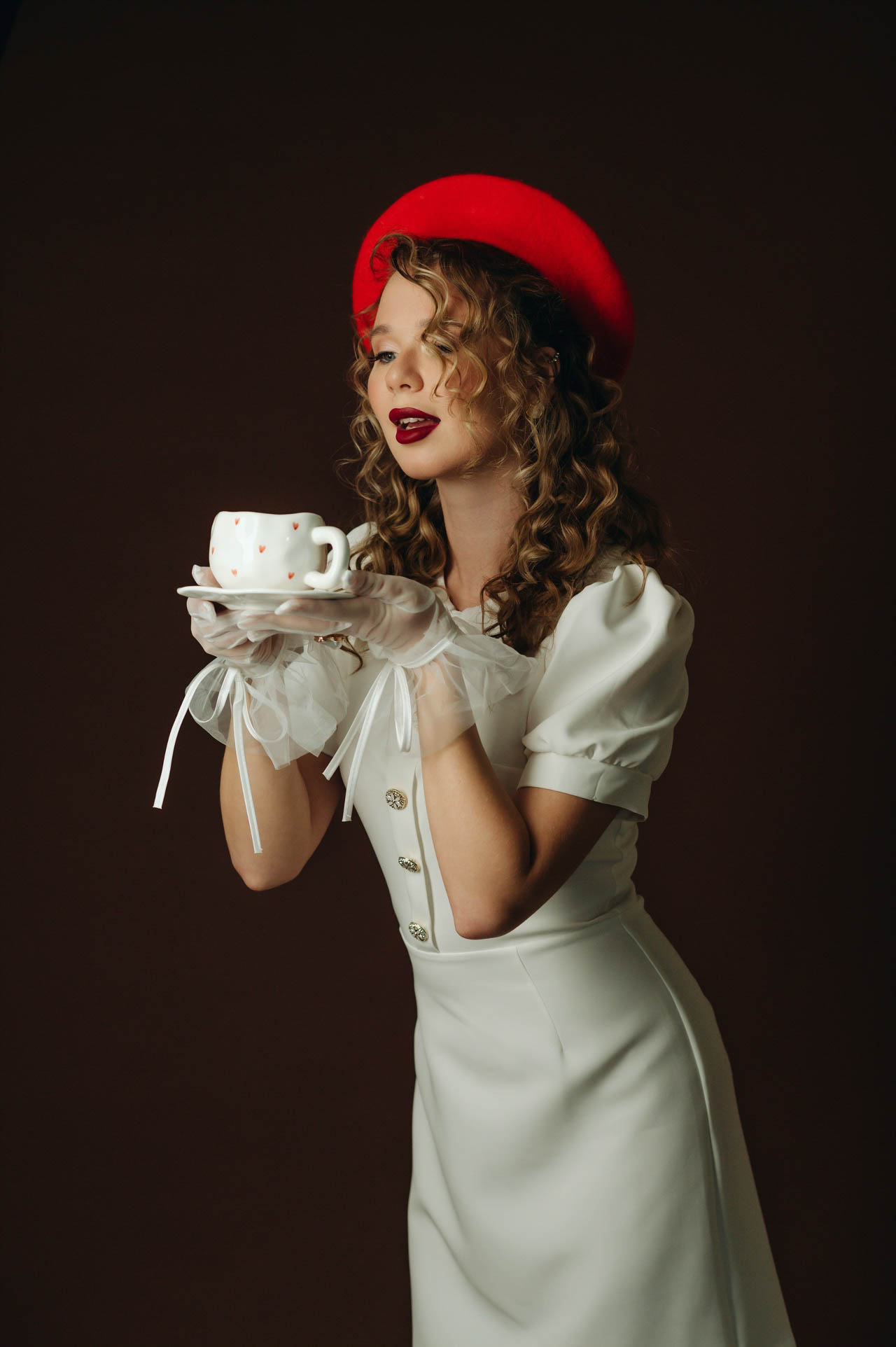 Когда слышишь «суши», на ум приходят Страна восходящего солнца, гора Фудзи на гравюрах Кацусики Хокусая и прекрасные гейши. А если речь зашла о круассанах? Или блинчиках с медом? Новый проект владимирского фотографа Влада Бирюкова «Съедобная нация» стал отражением невидимой, но очень крепкой связи между страной и ее кулинарными традициями. На гастрономической карте уже отметились Франция, Россия, Грузия и Япония.