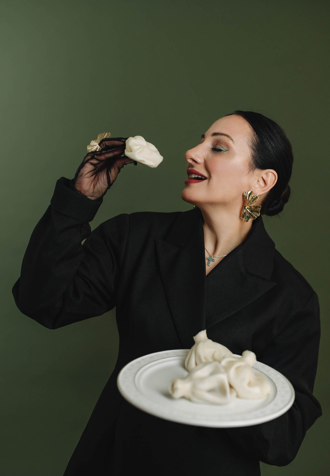 Когда слышишь «суши», на ум приходят Страна восходящего солнца, гора Фудзи на гравюрах Кацусики Хокусая и прекрасные гейши. А если речь зашла о круассанах? Или блинчиках с медом? Новый проект владимирского фотографа Влада Бирюкова «Съедобная нация» стал отражением невидимой, но очень крепкой связи между страной и ее кулинарными традициями. На гастрономической карте уже отметились Франция, Россия, Грузия и Япония.