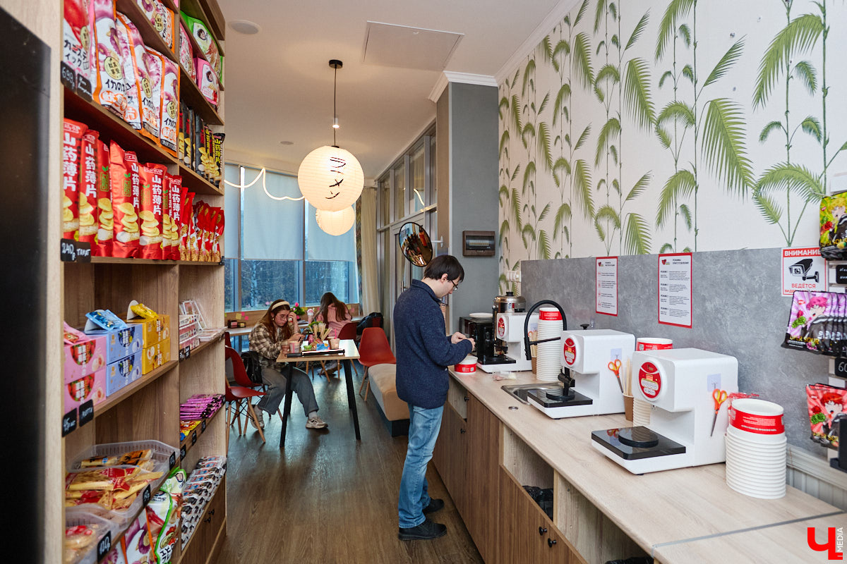 Есть такие точки на карте города, куда едешь за настроением — без планов и спешки, в удовольствие. Для владимирцев одно из таких мест — обновленный комплекс «Руськино» на Суздальском проспекте, где фильмы, еда, гаджеты и даже киберспорт гармонично уживаются под одной крышей. А значит, каждый найдет себе занятие по душе: от дневных семейных посиделок до ночных геймерских баталий.