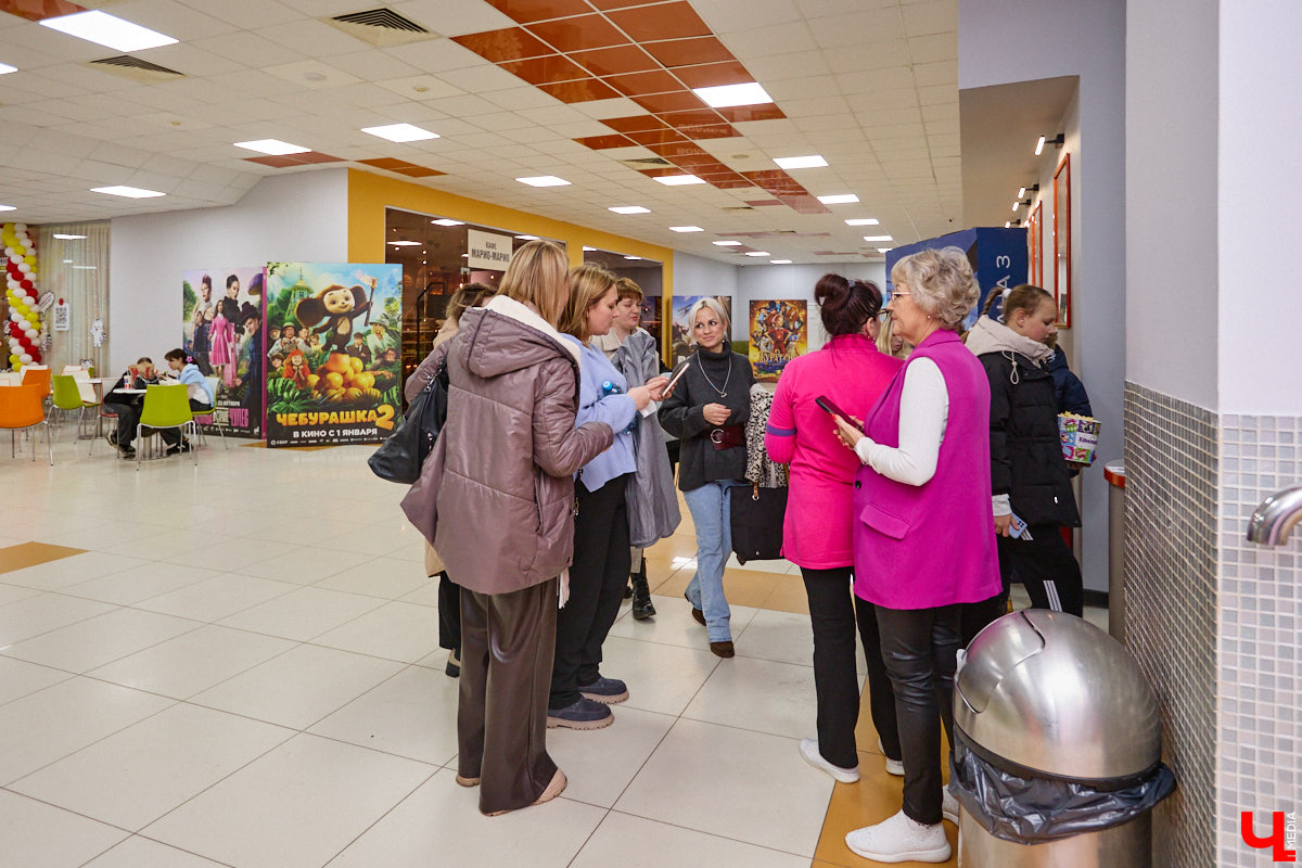 Есть такие точки на карте города, куда едешь за настроением — без планов и спешки, в удовольствие. Для владимирцев одно из таких мест — обновленный комплекс «Руськино» на Суздальском проспекте, где фильмы, еда, гаджеты и даже киберспорт гармонично уживаются под одной крышей. А значит, каждый найдет себе занятие по душе: от дневных семейных посиделок до ночных геймерских баталий.