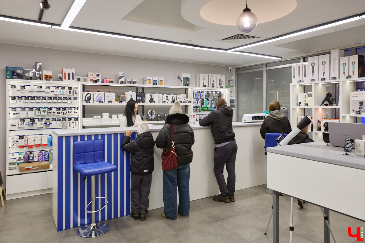 Есть такие точки на карте города, куда едешь за настроением — без планов и спешки, в удовольствие. Для владимирцев одно из таких мест — обновленный комплекс «Руськино» на Суздальском проспекте, где фильмы, еда, гаджеты и даже киберспорт гармонично уживаются под одной крышей. А значит, каждый найдет себе занятие по душе: от дневных семейных посиделок до ночных геймерских баталий.