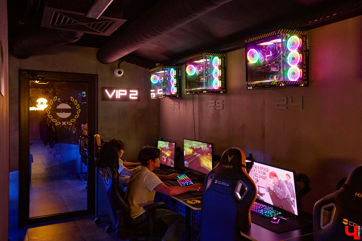 Есть такие точки на карте города, куда едешь за настроением — без планов и спешки, в удовольствие. Для владимирцев одно из таких мест — обновленный комплекс «Руськино» на Суздальском проспекте, где фильмы, еда, гаджеты и даже киберспорт гармонично уживаются под одной крышей. А значит, каждый найдет себе занятие по душе: от дневных семейных посиделок до ночных геймерских баталий.