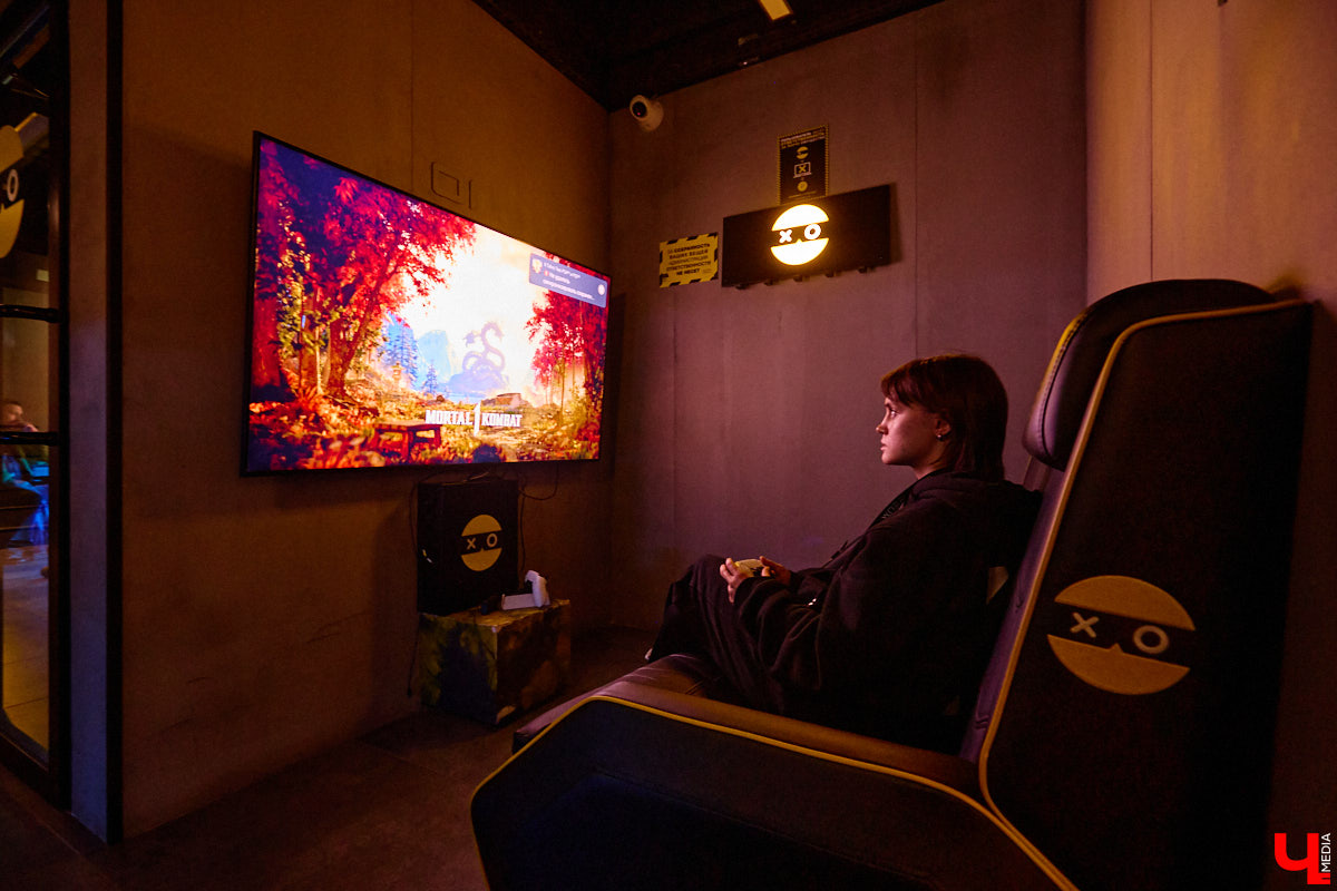 Есть такие точки на карте города, куда едешь за настроением — без планов и спешки, в удовольствие. Для владимирцев одно из таких мест — обновленный комплекс «Руськино» на Суздальском проспекте, где фильмы, еда, гаджеты и даже киберспорт гармонично уживаются под одной крышей. А значит, каждый найдет себе занятие по душе: от дневных семейных посиделок до ночных геймерских баталий.