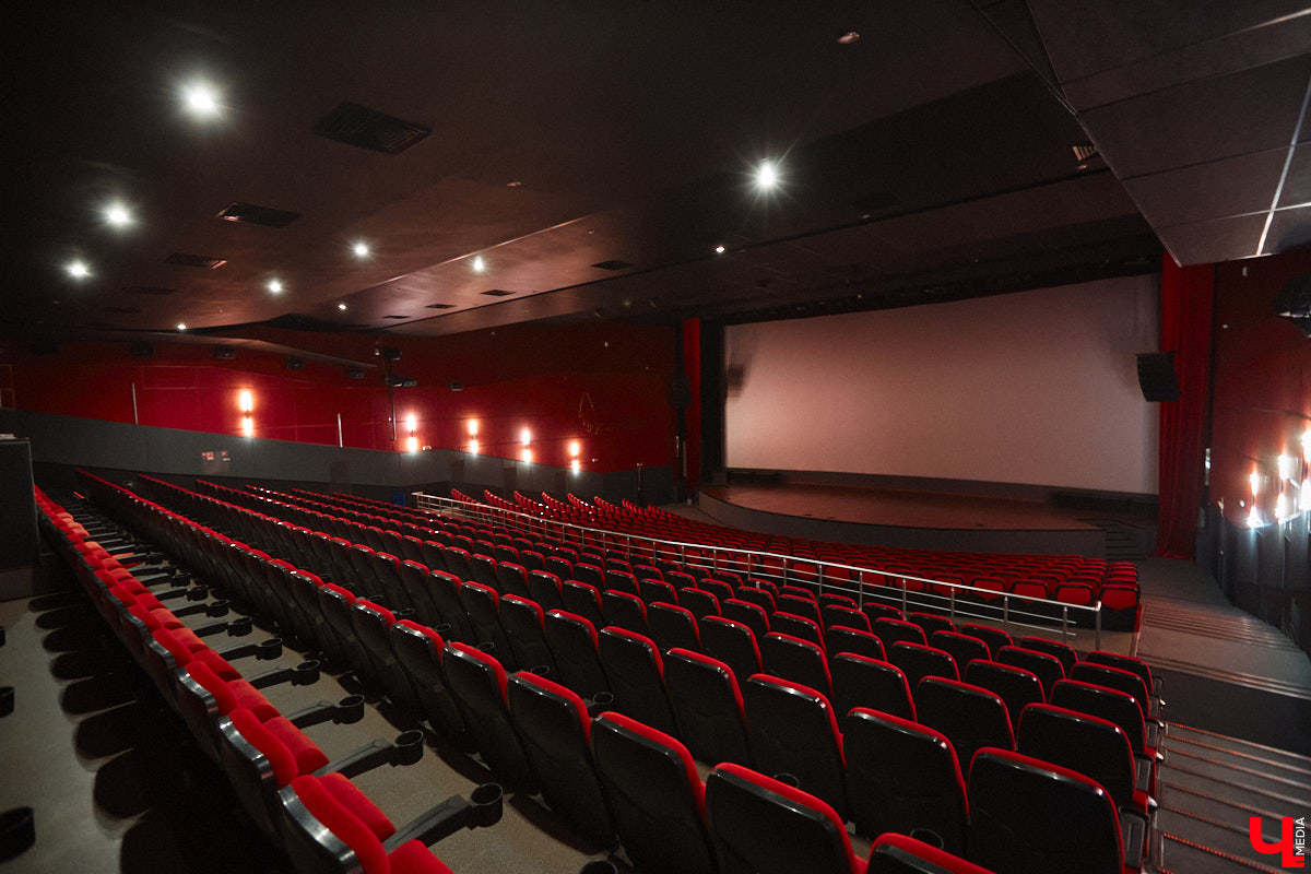 Есть такие точки на карте города, куда едешь за настроением — без планов и спешки, в удовольствие. Для владимирцев одно из таких мест — обновленный комплекс «Руськино» на Суздальском проспекте, где фильмы, еда, гаджеты и даже киберспорт гармонично уживаются под одной крышей. А значит, каждый найдет себе занятие по душе: от дневных семейных посиделок до ночных геймерских баталий.