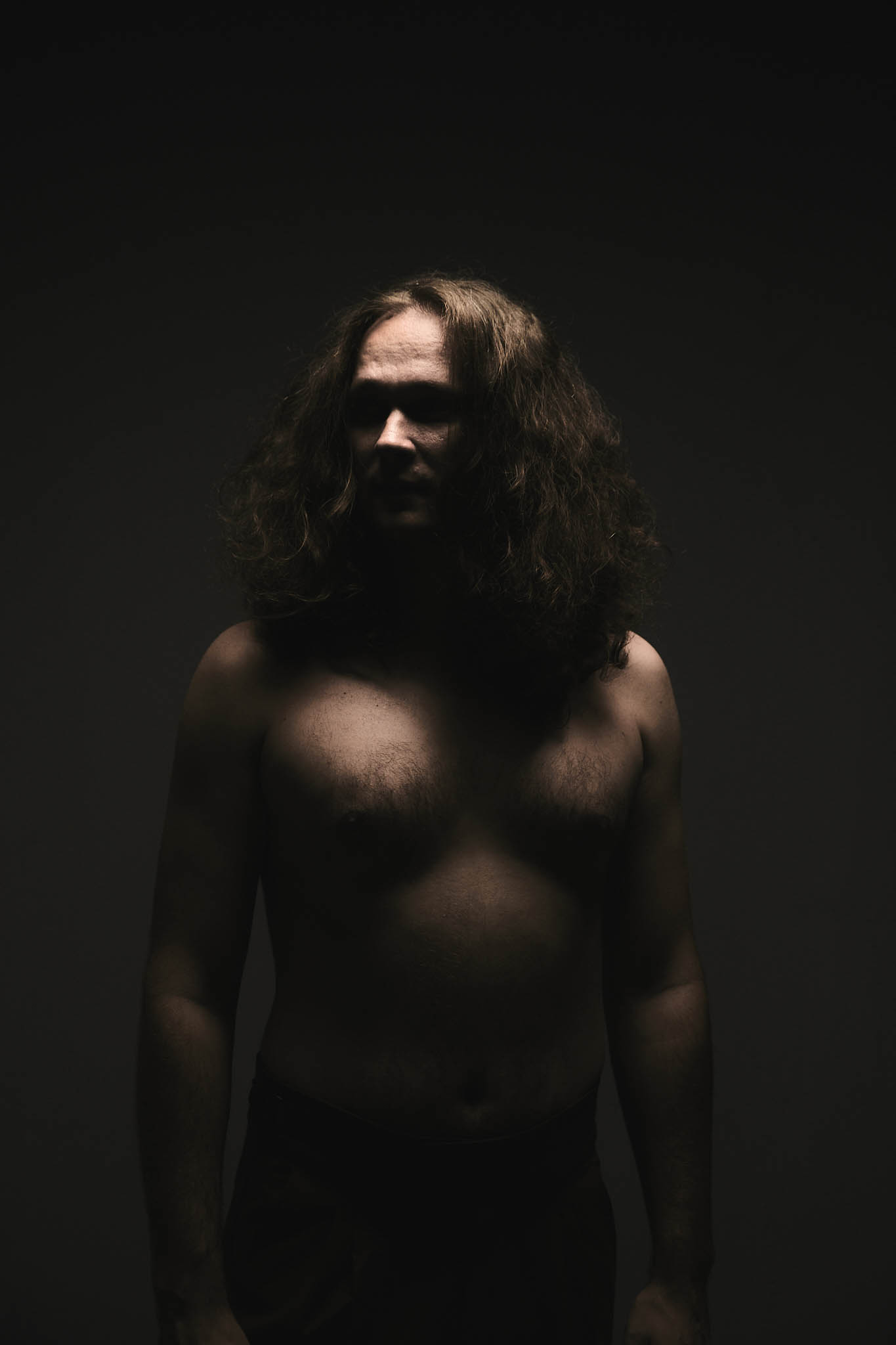 При помощи фотосессий женщины раскрываются, преображаются. А что же мужчины? На счету Али Валевской немало концептуальных съемок, участие в которых принимали готовые на эксперименты джентльмены. Тонкостями работы с ними она поделилась с «Ключ-Медиа».