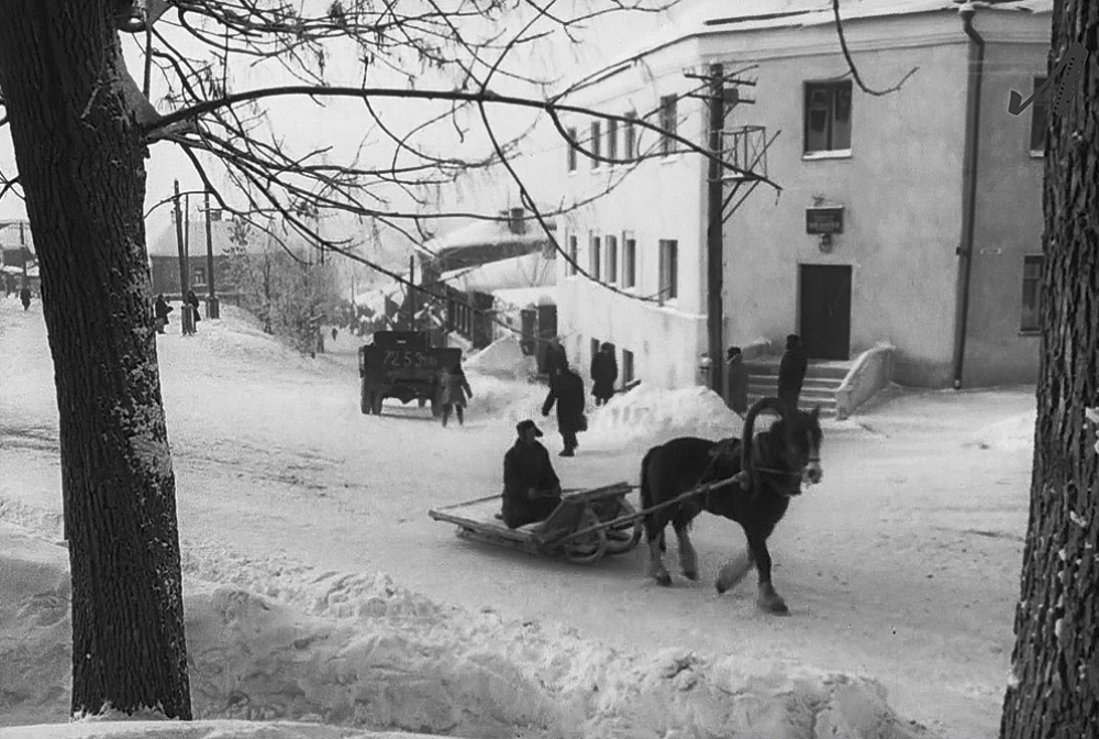 После знакомства с улицами Владимира, расположенными на дне так называемой Лохани, приглашаем прогуляться по ее склонам. Именно в этой части находятся, пожалуй, самые крутые улицы бывшей Гончарной слободы. Причем таковыми они являются не только из-за ландшафта, но также исходя из стоимости объектов, которые выросли там за последние годы.