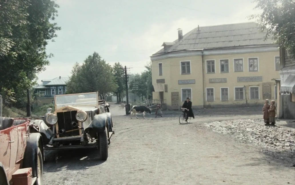 После знакомства с улицами Владимира, расположенными на дне так называемой Лохани, приглашаем прогуляться по ее склонам. Именно в этой части находятся, пожалуй, самые крутые улицы бывшей Гончарной слободы. Причем таковыми они являются не только из-за ландшафта, но также исходя из стоимости объектов, которые выросли там за последние годы.