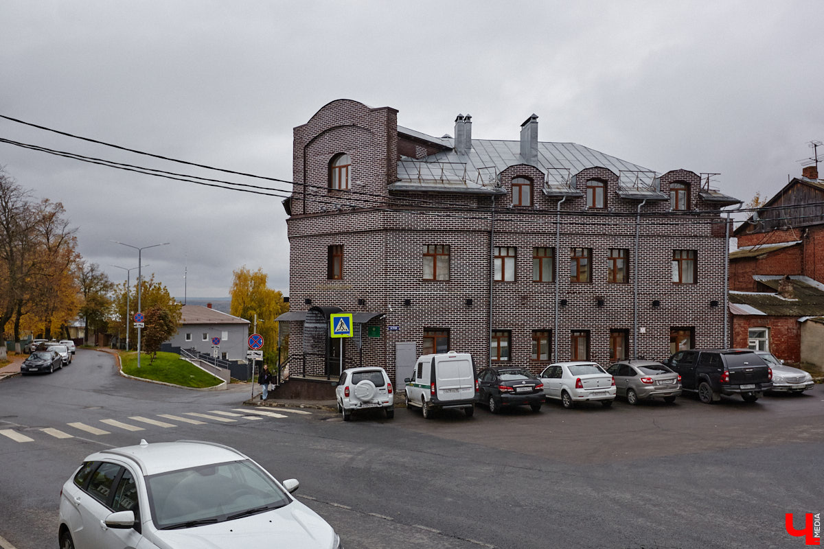 После знакомства с улицами Владимира, расположенными на дне так называемой Лохани, приглашаем прогуляться по ее склонам. Именно в этой части находятся, пожалуй, самые крутые улицы бывшей Гончарной слободы. Причем таковыми они являются не только из-за ландшафта, но также исходя из стоимости объектов, которые выросли там за последние годы.