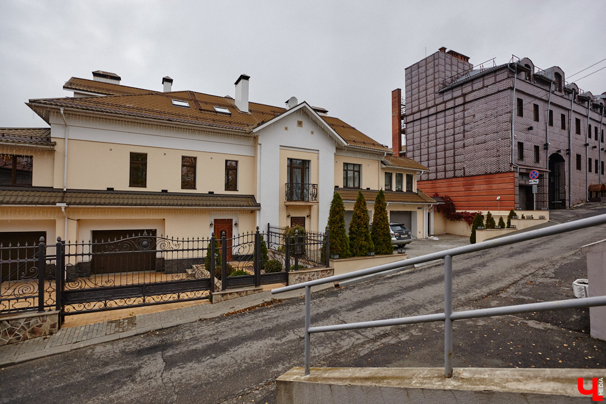 После знакомства с улицами Владимира, расположенными на дне так называемой Лохани, приглашаем прогуляться по ее склонам. Именно в этой части находятся, пожалуй, самые крутые улицы бывшей Гончарной слободы. Причем таковыми они являются не только из-за ландшафта, но также исходя из стоимости объектов, которые выросли там за последние годы.