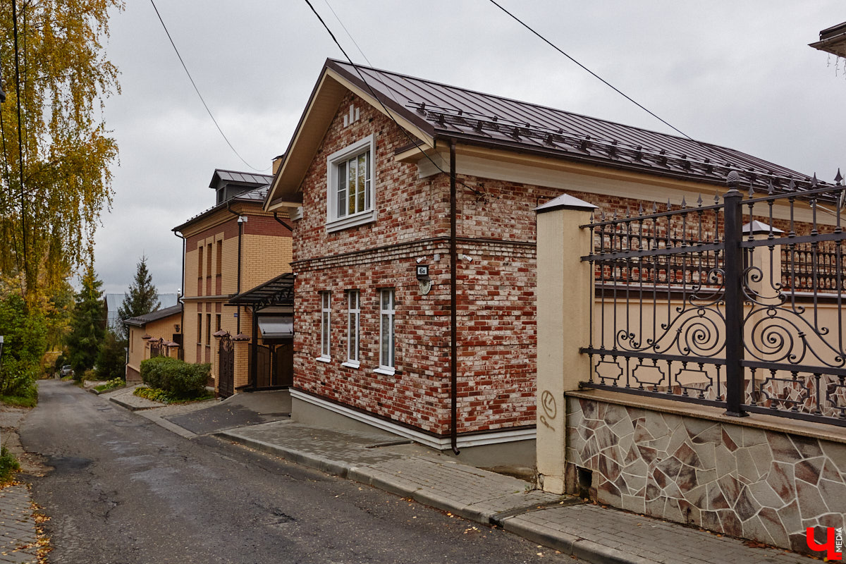 После знакомства с улицами Владимира, расположенными на дне так называемой Лохани, приглашаем прогуляться по ее склонам. Именно в этой части находятся, пожалуй, самые крутые улицы бывшей Гончарной слободы. Причем таковыми они являются не только из-за ландшафта, но также исходя из стоимости объектов, которые выросли там за последние годы.