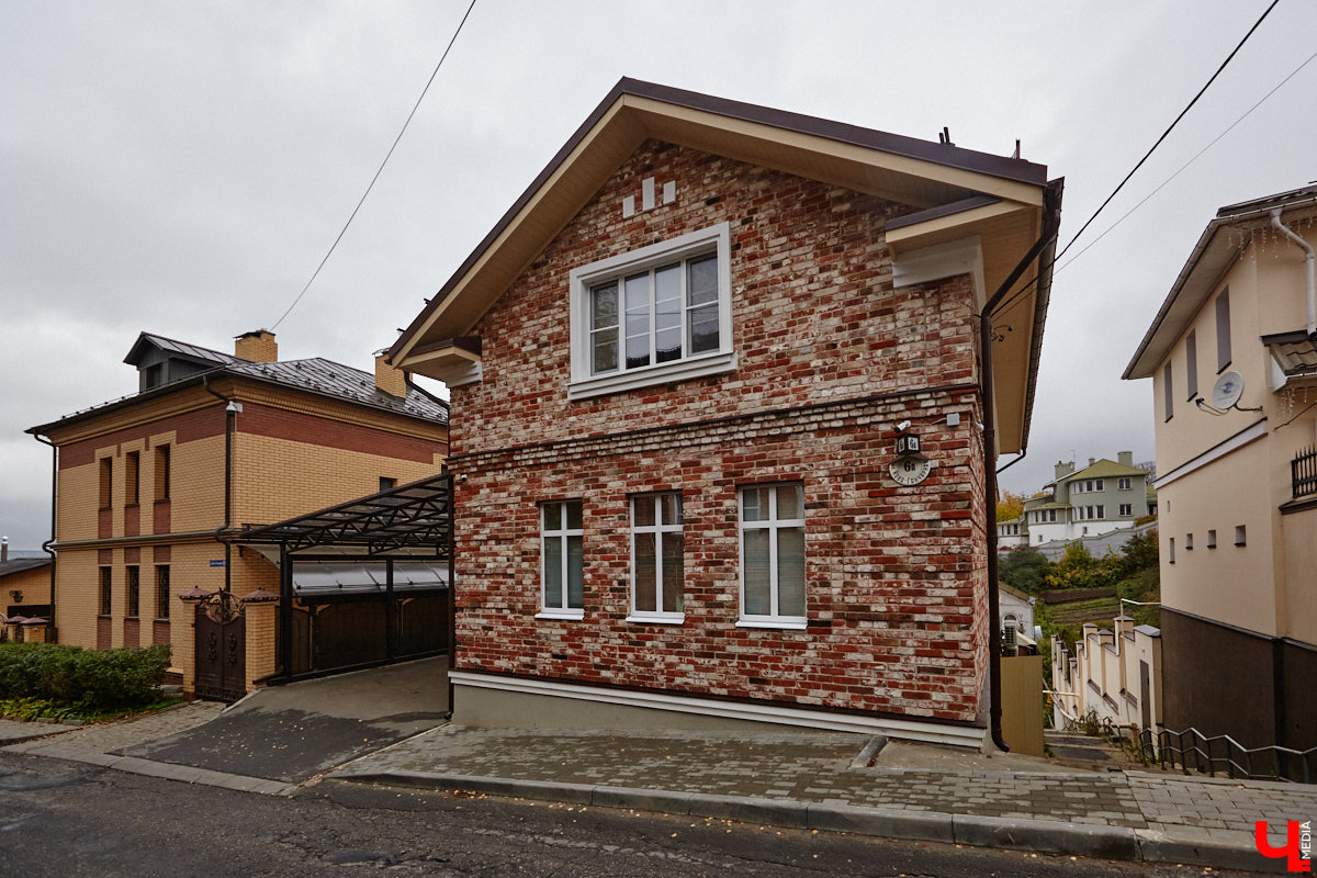 После знакомства с улицами Владимира, расположенными на дне так называемой Лохани, приглашаем прогуляться по ее склонам. Именно в этой части находятся, пожалуй, самые крутые улицы бывшей Гончарной слободы. Причем таковыми они являются не только из-за ландшафта, но также исходя из стоимости объектов, которые выросли там за последние годы.