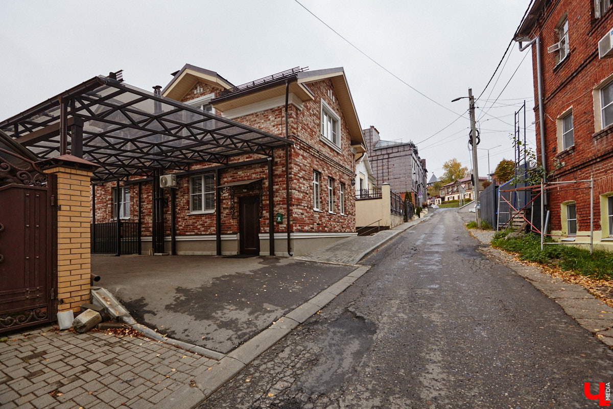 После знакомства с улицами Владимира, расположенными на дне так называемой Лохани, приглашаем прогуляться по ее склонам. Именно в этой части находятся, пожалуй, самые крутые улицы бывшей Гончарной слободы. Причем таковыми они являются не только из-за ландшафта, но также исходя из стоимости объектов, которые выросли там за последние годы.