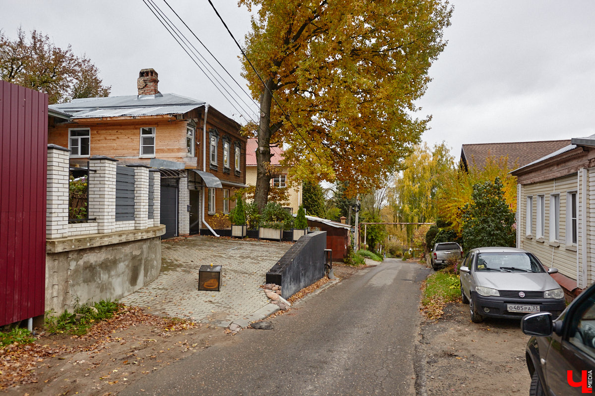 После знакомства с улицами Владимира, расположенными на дне так называемой Лохани, приглашаем прогуляться по ее склонам. Именно в этой части находятся, пожалуй, самые крутые улицы бывшей Гончарной слободы. Причем таковыми они являются не только из-за ландшафта, но также исходя из стоимости объектов, которые выросли там за последние годы.