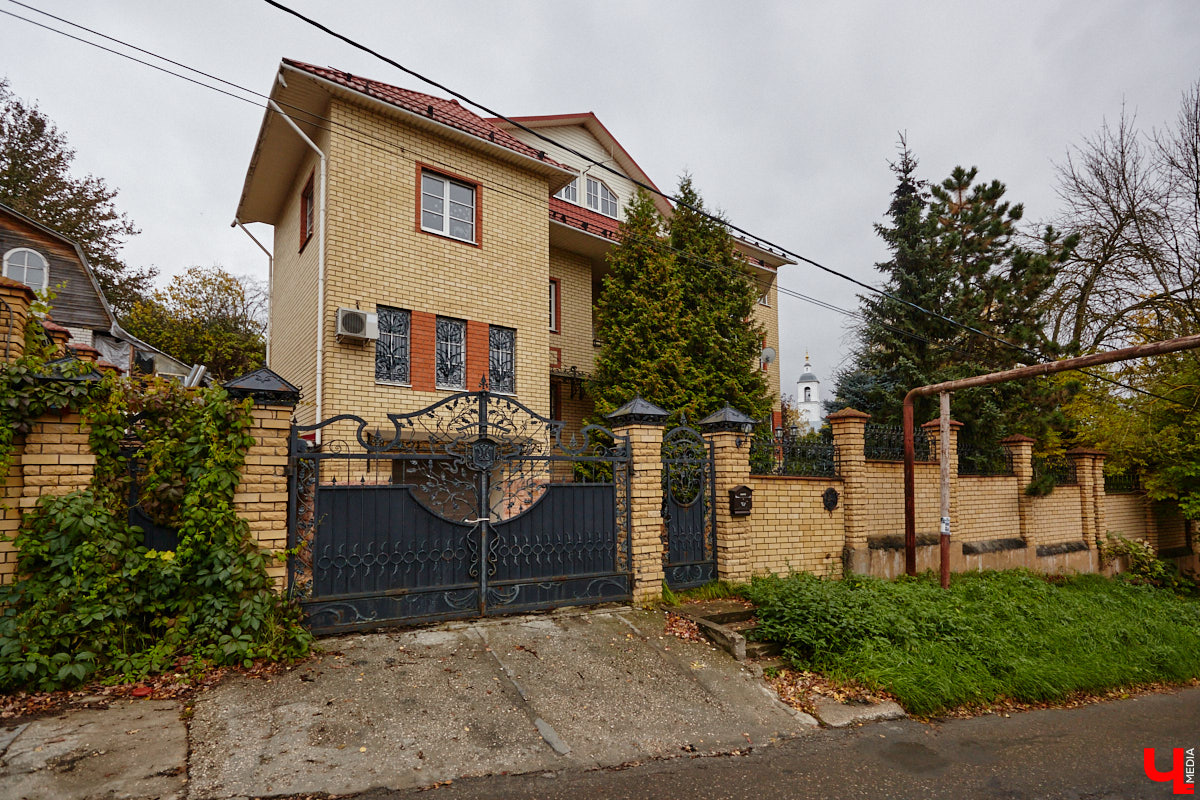 После знакомства с улицами Владимира, расположенными на дне так называемой Лохани, приглашаем прогуляться по ее склонам. Именно в этой части находятся, пожалуй, самые крутые улицы бывшей Гончарной слободы. Причем таковыми они являются не только из-за ландшафта, но также исходя из стоимости объектов, которые выросли там за последние годы.