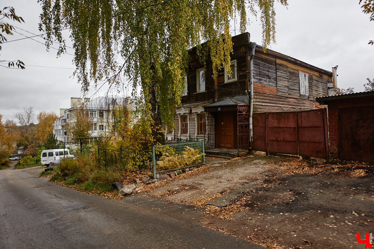 После знакомства с улицами Владимира, расположенными на дне так называемой Лохани, приглашаем прогуляться по ее склонам. Именно в этой части находятся, пожалуй, самые крутые улицы бывшей Гончарной слободы. Причем таковыми они являются не только из-за ландшафта, но также исходя из стоимости объектов, которые выросли там за последние годы.