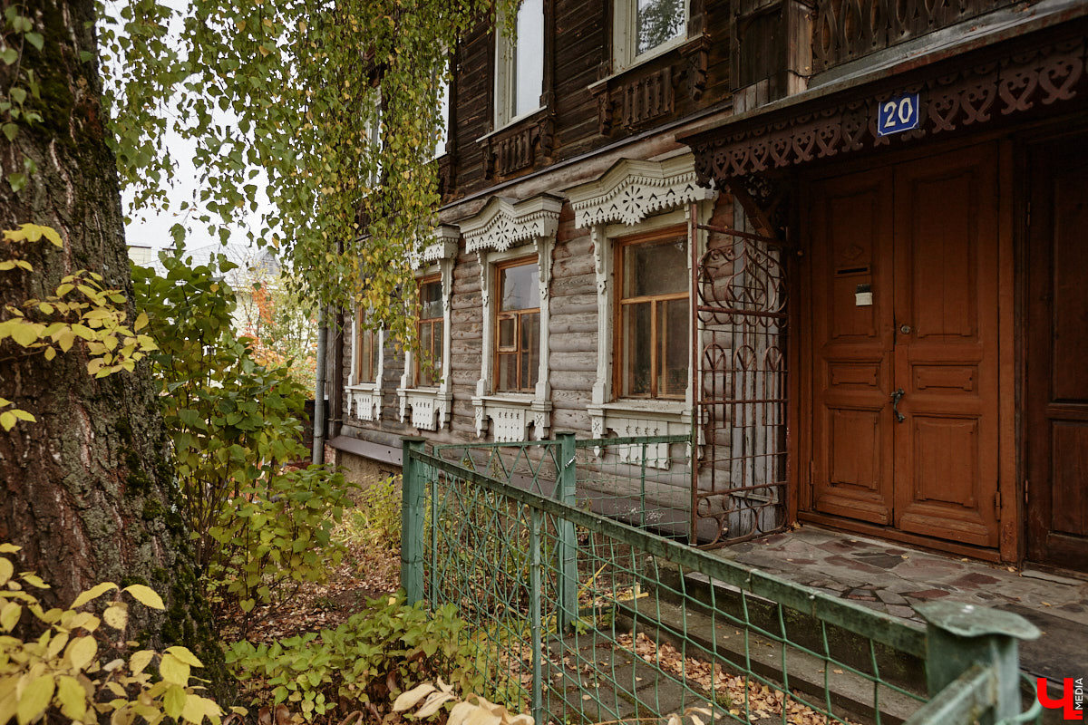 После знакомства с улицами Владимира, расположенными на дне так называемой Лохани, приглашаем прогуляться по ее склонам. Именно в этой части находятся, пожалуй, самые крутые улицы бывшей Гончарной слободы. Причем таковыми они являются не только из-за ландшафта, но также исходя из стоимости объектов, которые выросли там за последние годы.