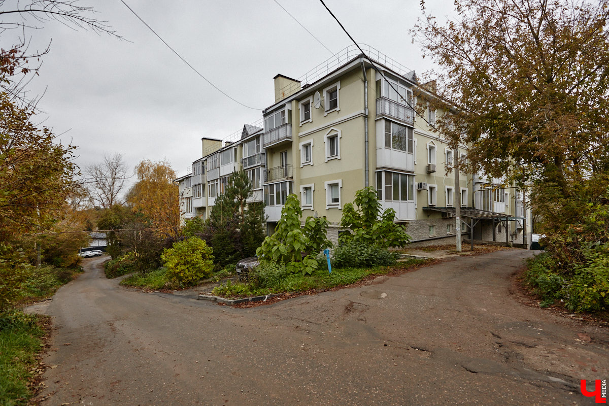 После знакомства с улицами Владимира, расположенными на дне так называемой Лохани, приглашаем прогуляться по ее склонам. Именно в этой части находятся, пожалуй, самые крутые улицы бывшей Гончарной слободы. Причем таковыми они являются не только из-за ландшафта, но также исходя из стоимости объектов, которые выросли там за последние годы.