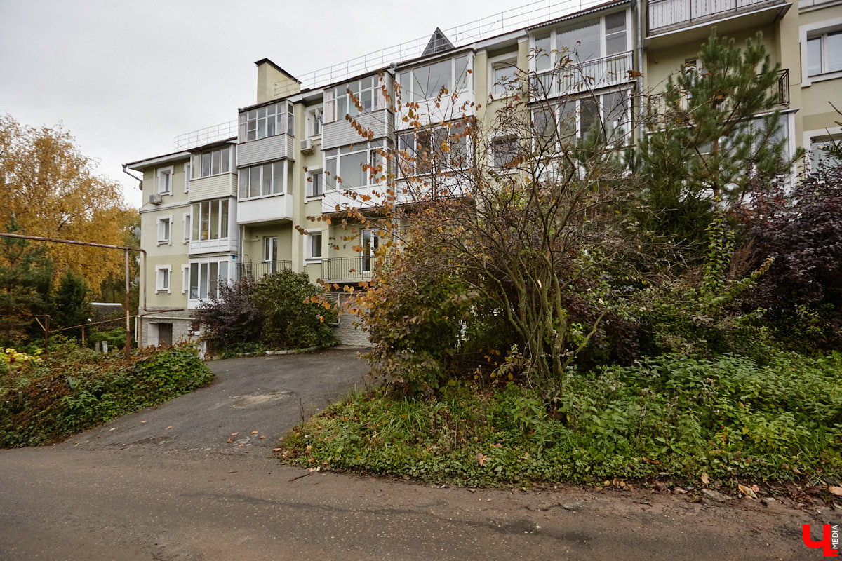 После знакомства с улицами Владимира, расположенными на дне так называемой Лохани, приглашаем прогуляться по ее склонам. Именно в этой части находятся, пожалуй, самые крутые улицы бывшей Гончарной слободы. Причем таковыми они являются не только из-за ландшафта, но также исходя из стоимости объектов, которые выросли там за последние годы.