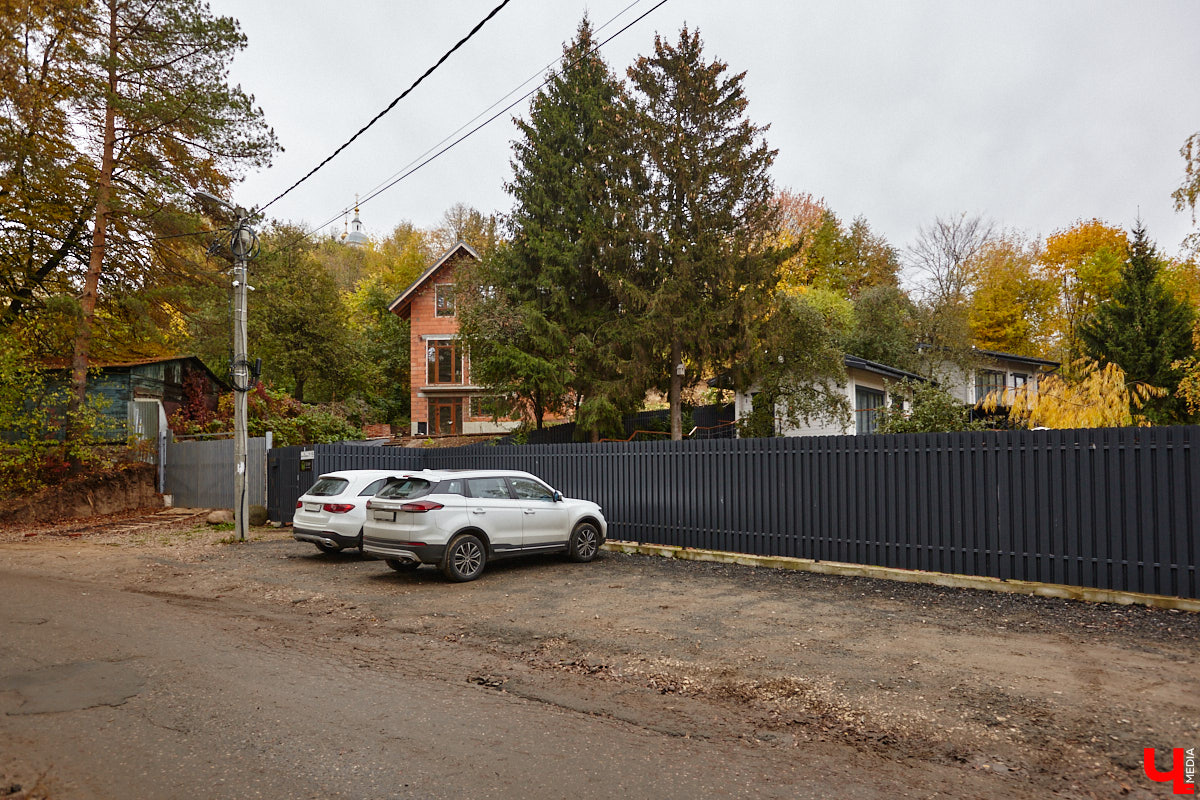 После знакомства с улицами Владимира, расположенными на дне так называемой Лохани, приглашаем прогуляться по ее склонам. Именно в этой части находятся, пожалуй, самые крутые улицы бывшей Гончарной слободы. Причем таковыми они являются не только из-за ландшафта, но также исходя из стоимости объектов, которые выросли там за последние годы.