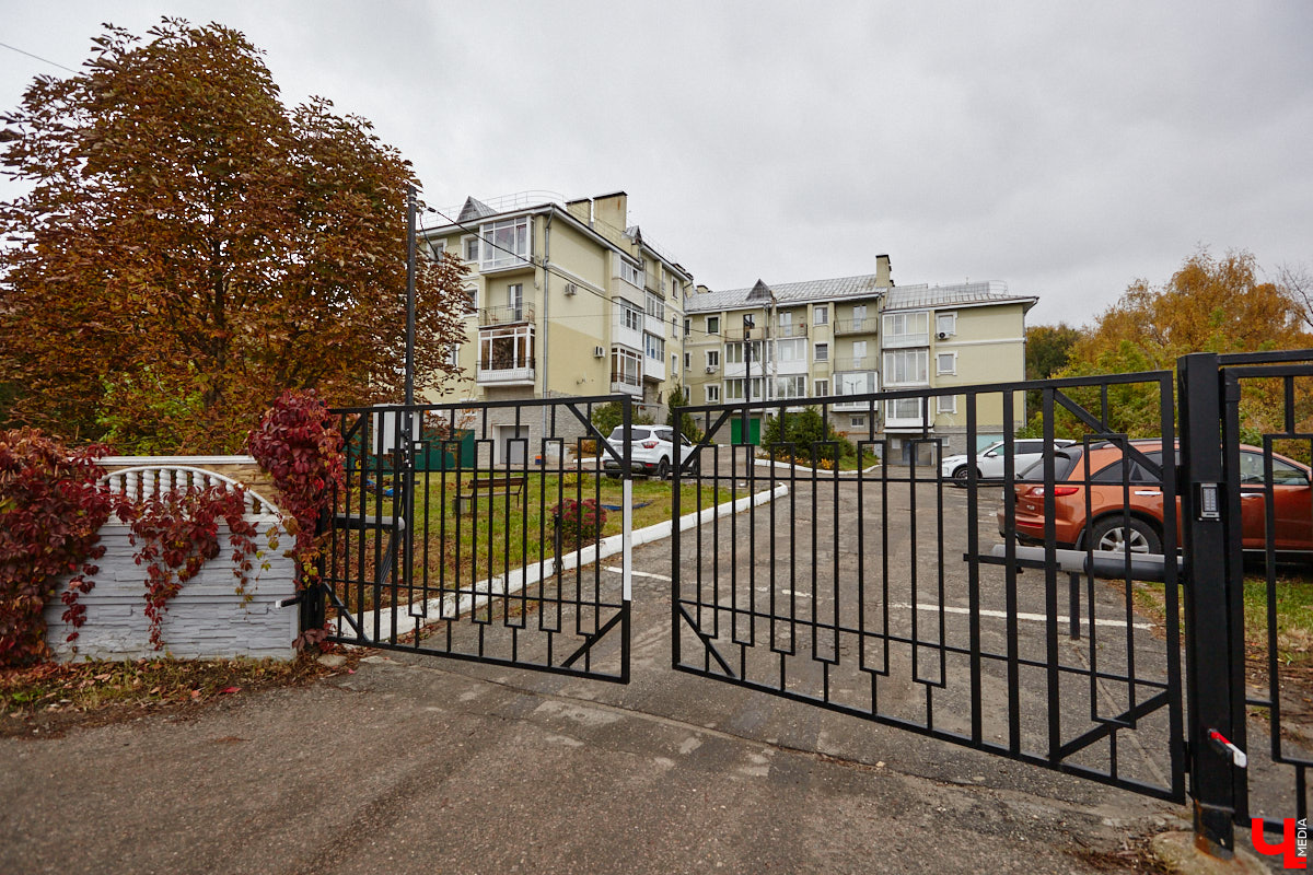 После знакомства с улицами Владимира, расположенными на дне так называемой Лохани, приглашаем прогуляться по ее склонам. Именно в этой части находятся, пожалуй, самые крутые улицы бывшей Гончарной слободы. Причем таковыми они являются не только из-за ландшафта, но также исходя из стоимости объектов, которые выросли там за последние годы.