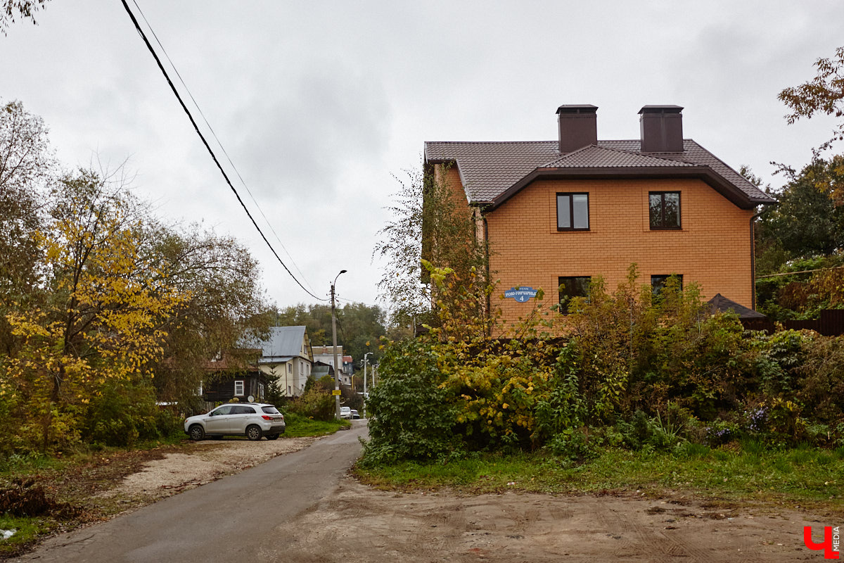 После знакомства с улицами Владимира, расположенными на дне так называемой Лохани, приглашаем прогуляться по ее склонам. Именно в этой части находятся, пожалуй, самые крутые улицы бывшей Гончарной слободы. Причем таковыми они являются не только из-за ландшафта, но также исходя из стоимости объектов, которые выросли там за последние годы.