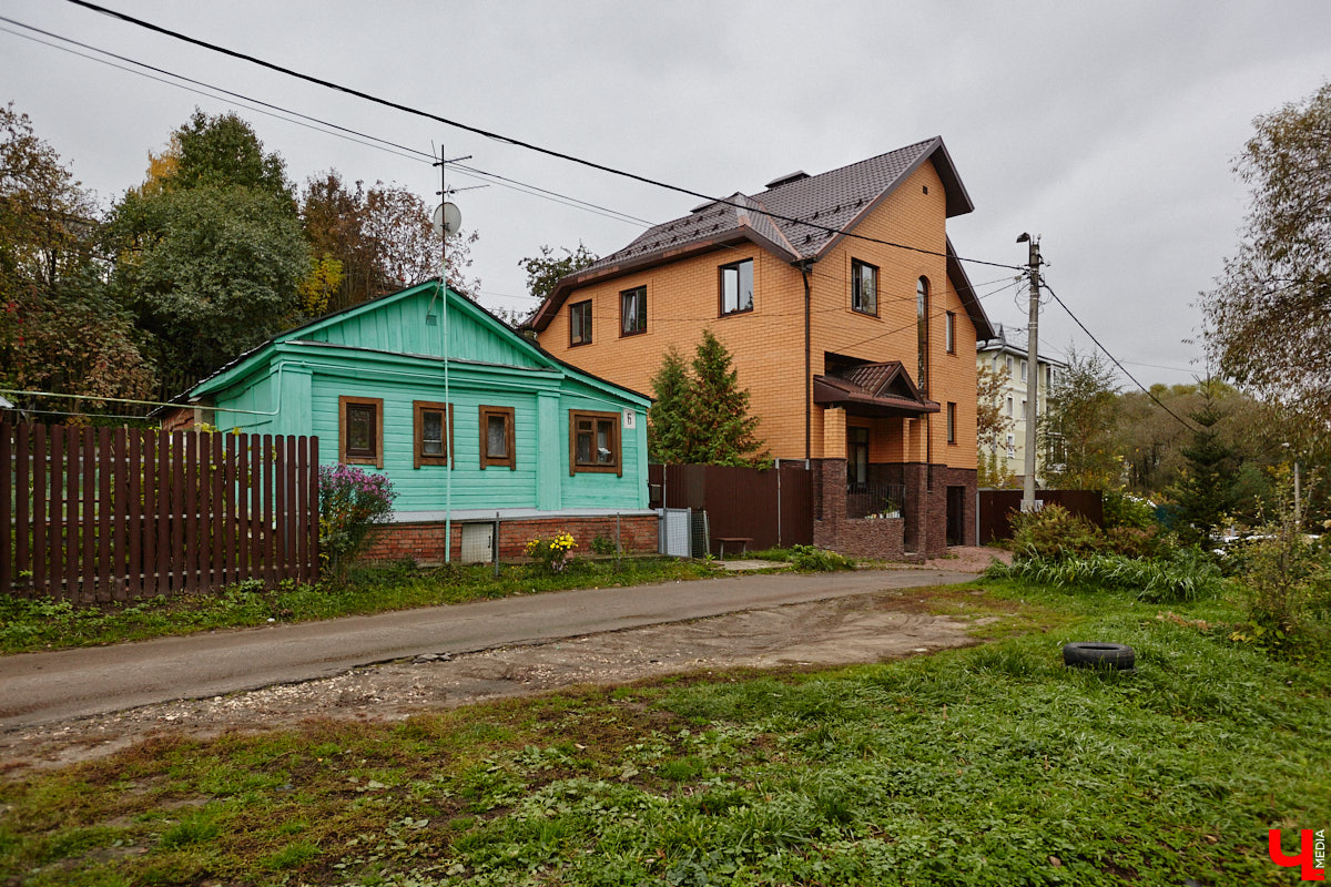 После знакомства с улицами Владимира, расположенными на дне так называемой Лохани, приглашаем прогуляться по ее склонам. Именно в этой части находятся, пожалуй, самые крутые улицы бывшей Гончарной слободы. Причем таковыми они являются не только из-за ландшафта, но также исходя из стоимости объектов, которые выросли там за последние годы.